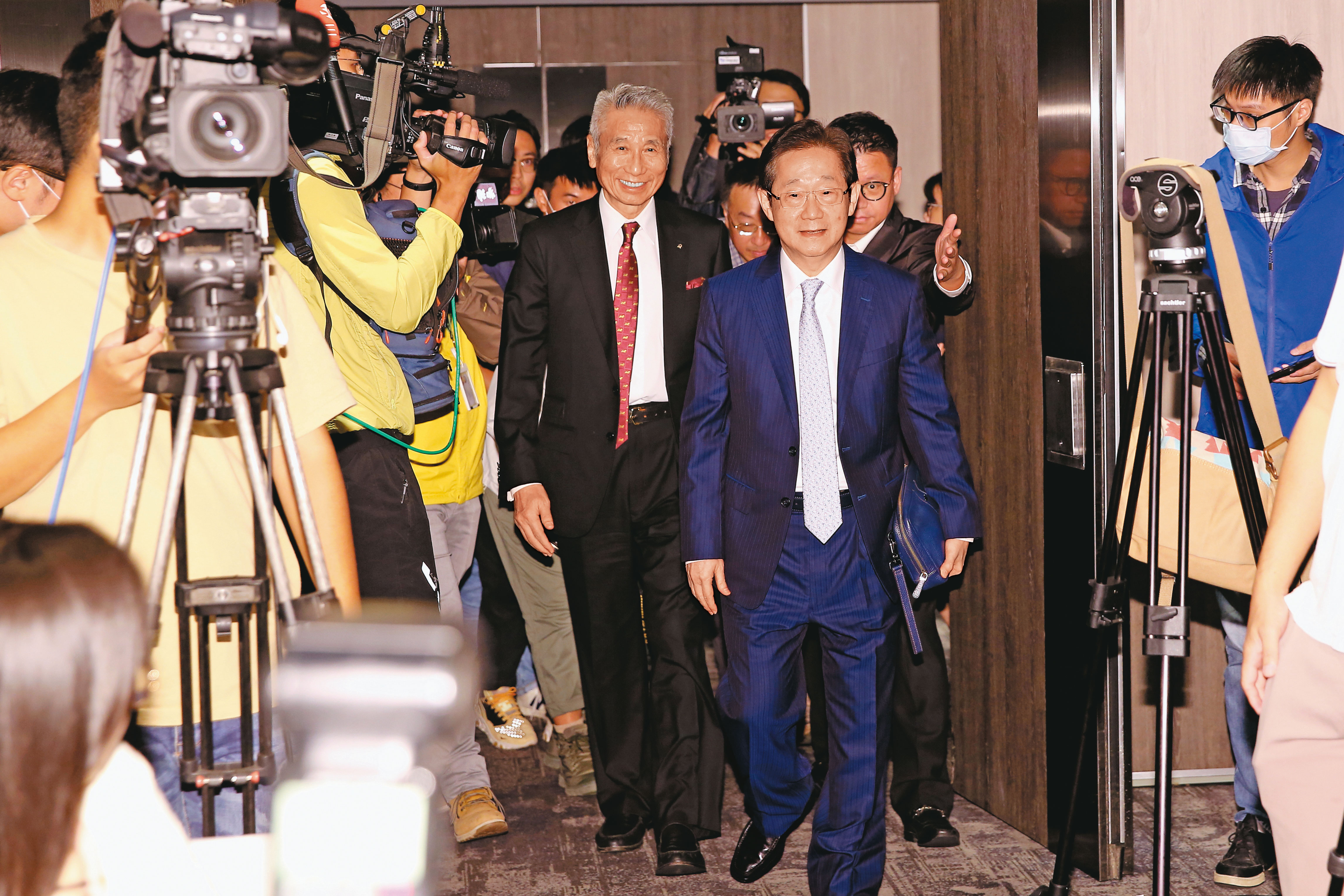 記者會上,林文淵(右)、王光祥(左)一前一後入場,主客易位的態勢不言而喻。