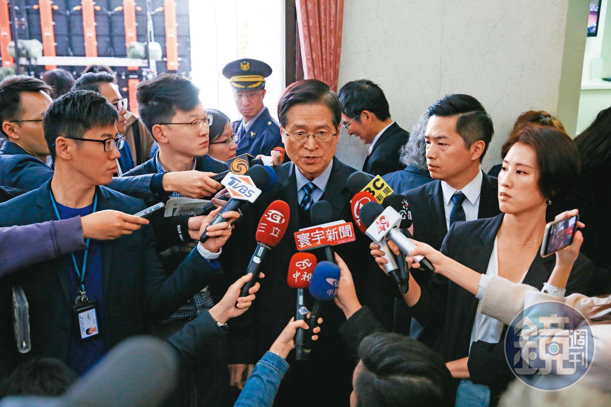 國防部長嚴德發與羅德民長期共事，羅也被視為嚴的親信。