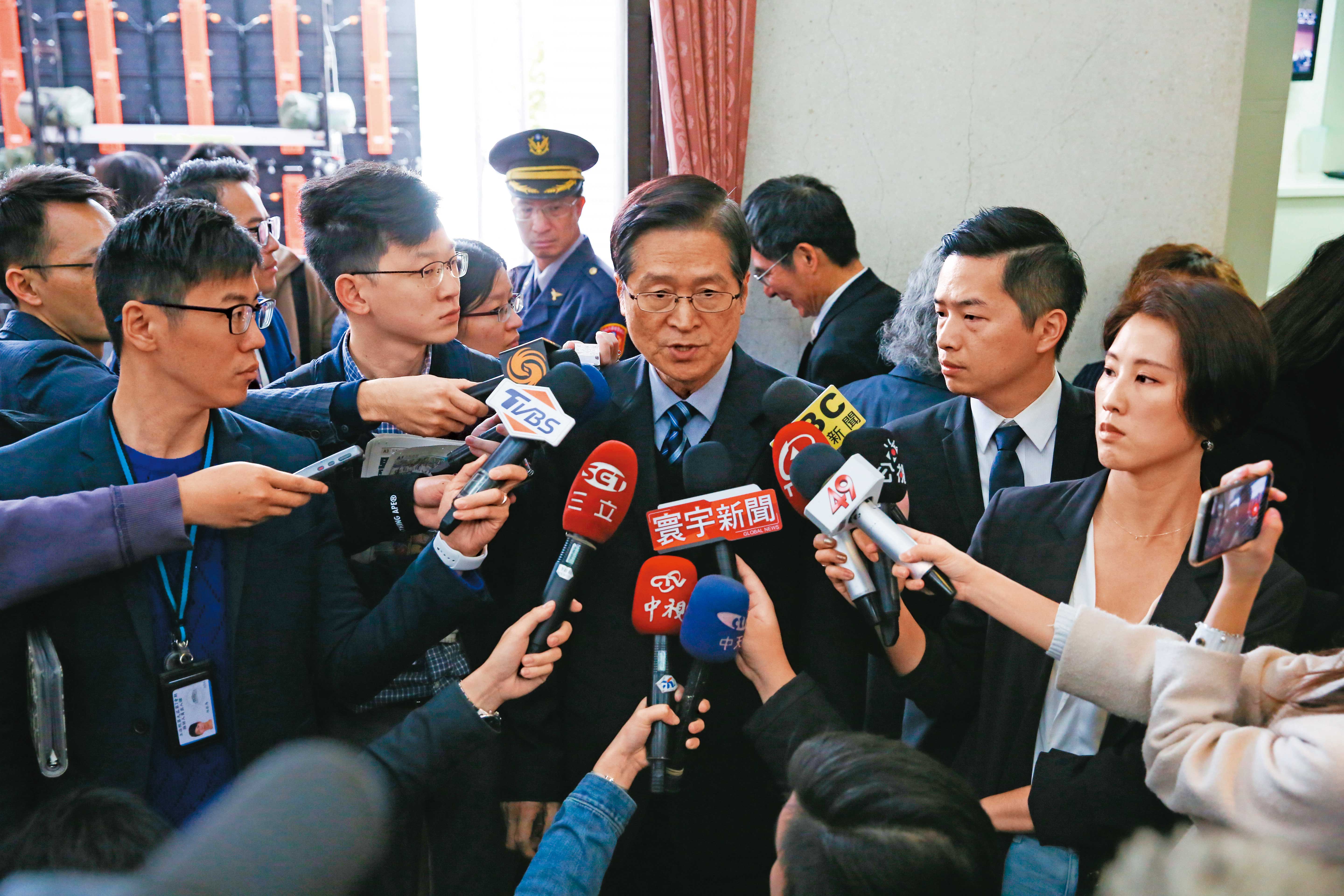 國防部長嚴德發與羅德民長期共事，羅也被視為嚴的親信。