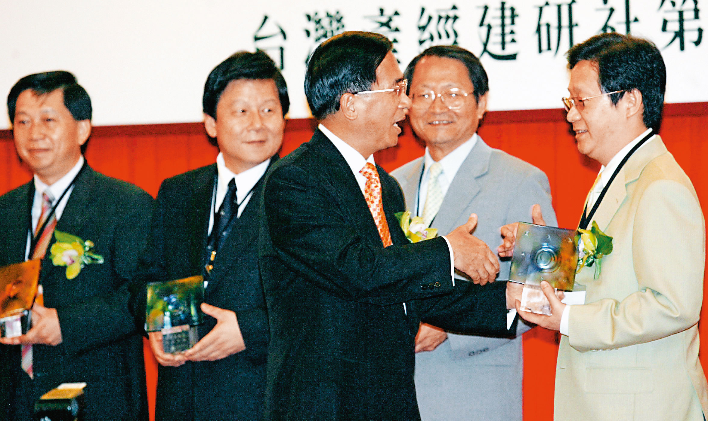 林文淵(前右)是陳水扁(前左)愛將,親綠立場鮮明,正好反制大同公司派的中資牌攻勢。(聯合知識庫)