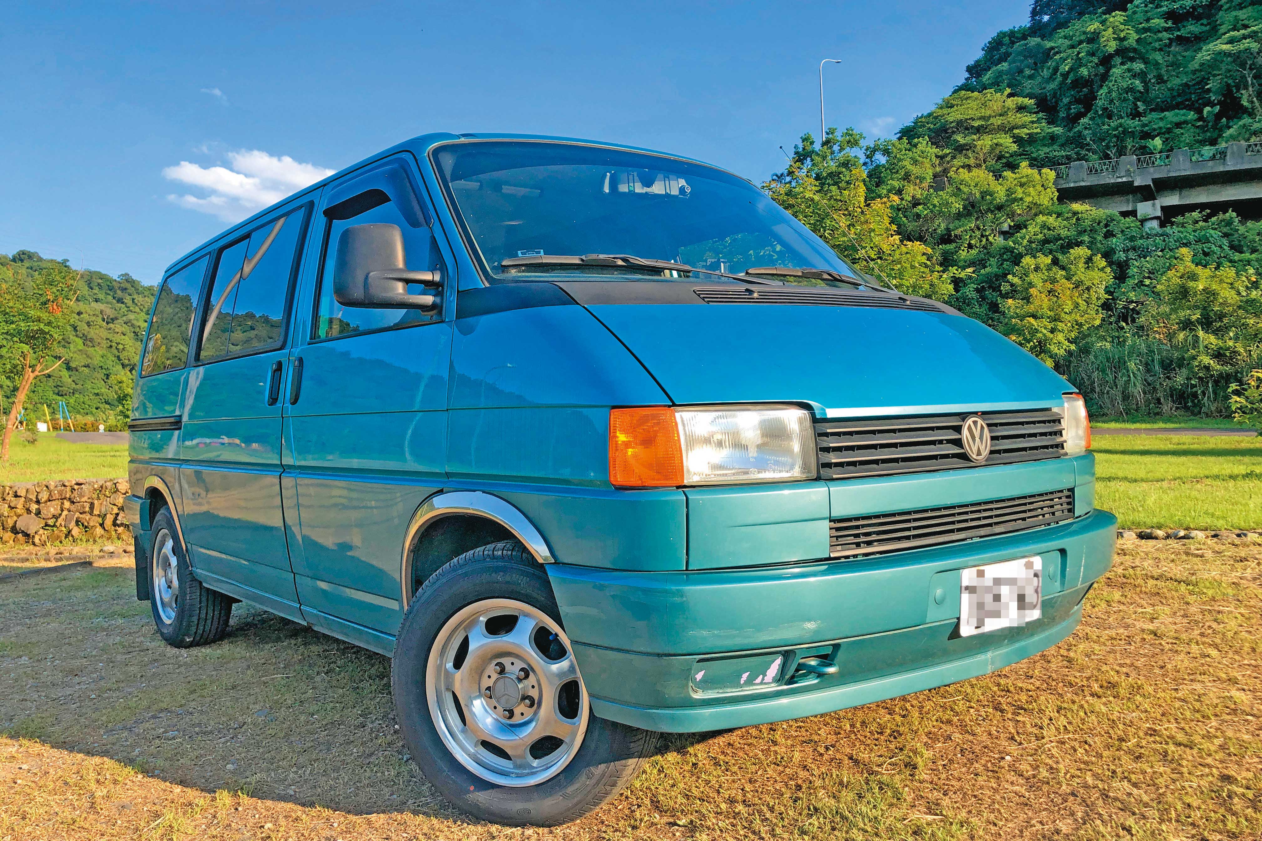 羅德民將公務車重新改裝，增設桌子等配備。圖為同款福斯T4廂型車。（翻攝維基百科邱鈺鋒攝）