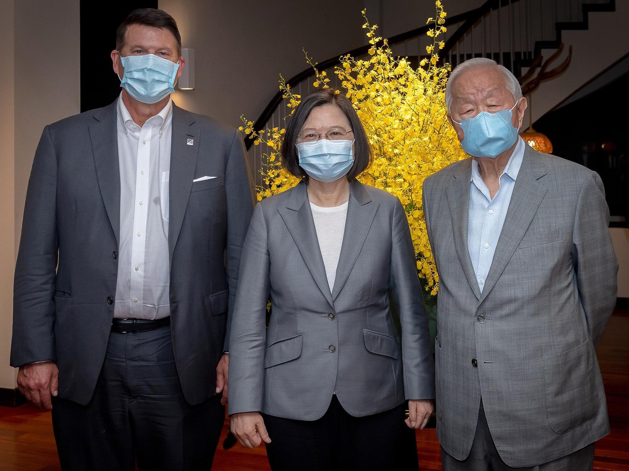 台美關係升溫，美國高官接連訪台，圖為美國國務院次卿日前訪台與蔡英文、張忠謀進行餐敘。（翻攝自蔡英文粉絲專頁）