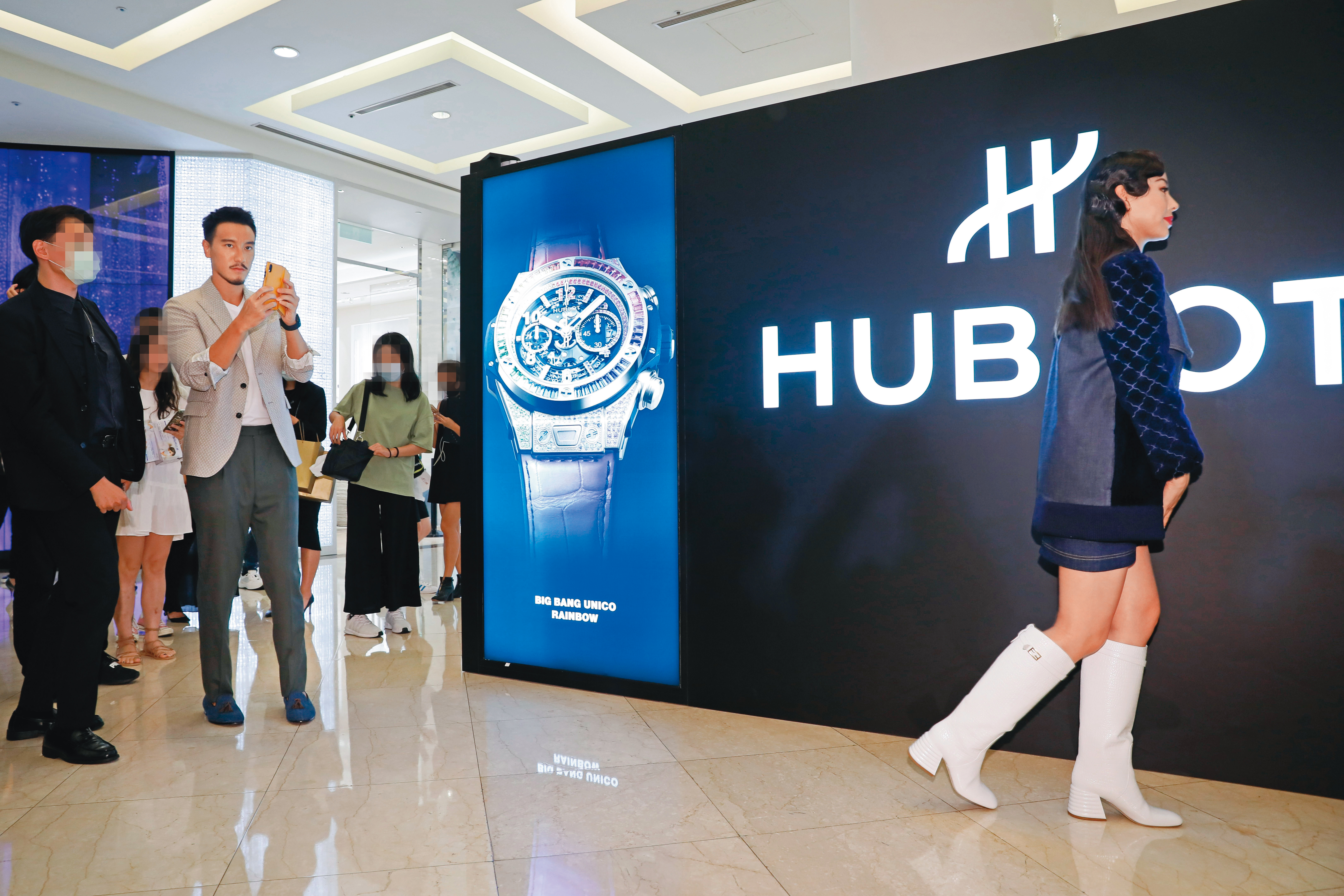 小心狗仔就在你身邊！想不到王陽明也是當狗仔的料，跟監偷拍老婆蔡詩芸。