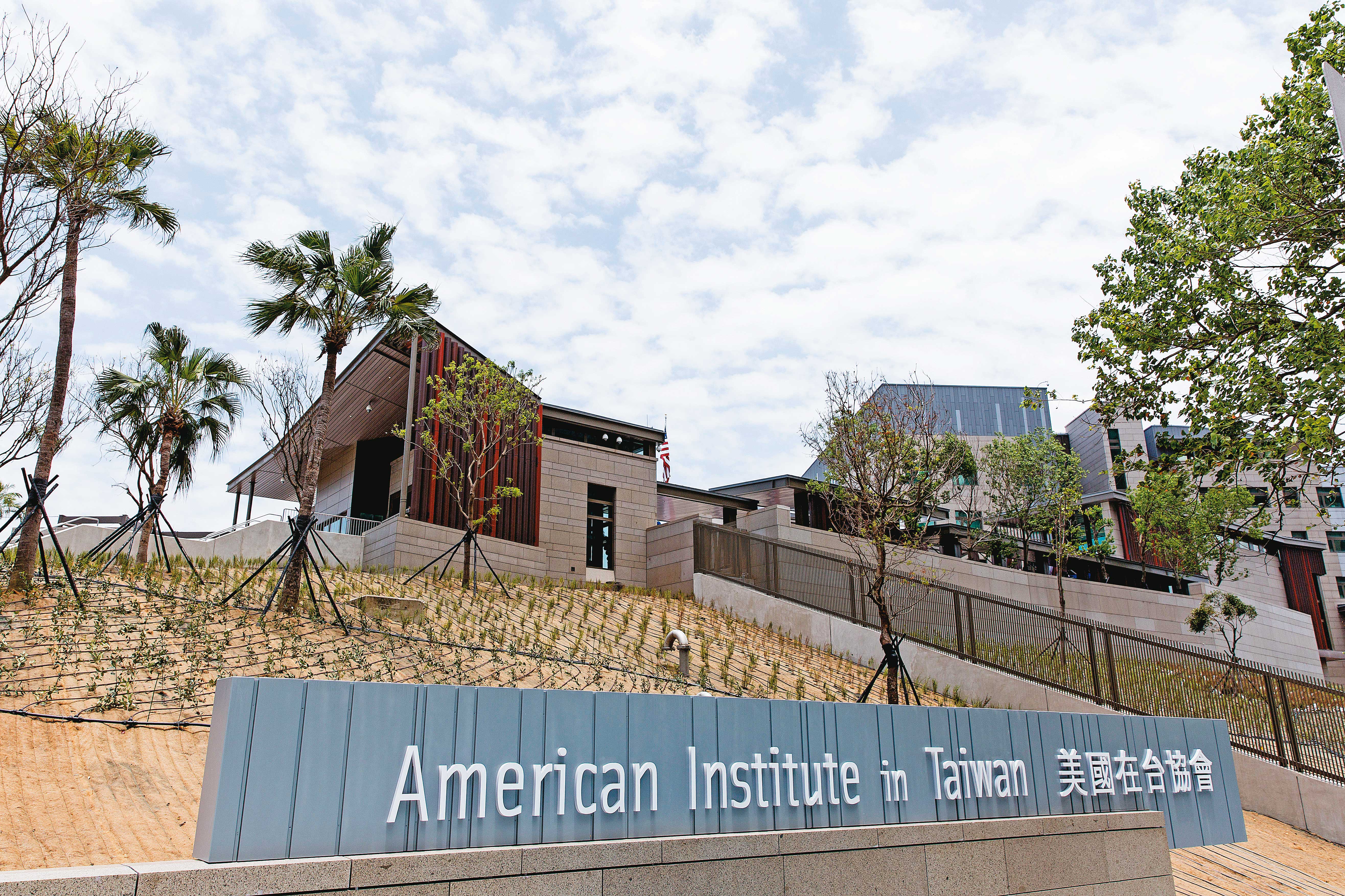 美國在台協會官員去年到軍情局參訪，羅德民指示下屬購買市價上萬元、具定位功能的Garmin智慧腕錶為贈禮，對方一度婉拒，場面尷尬。