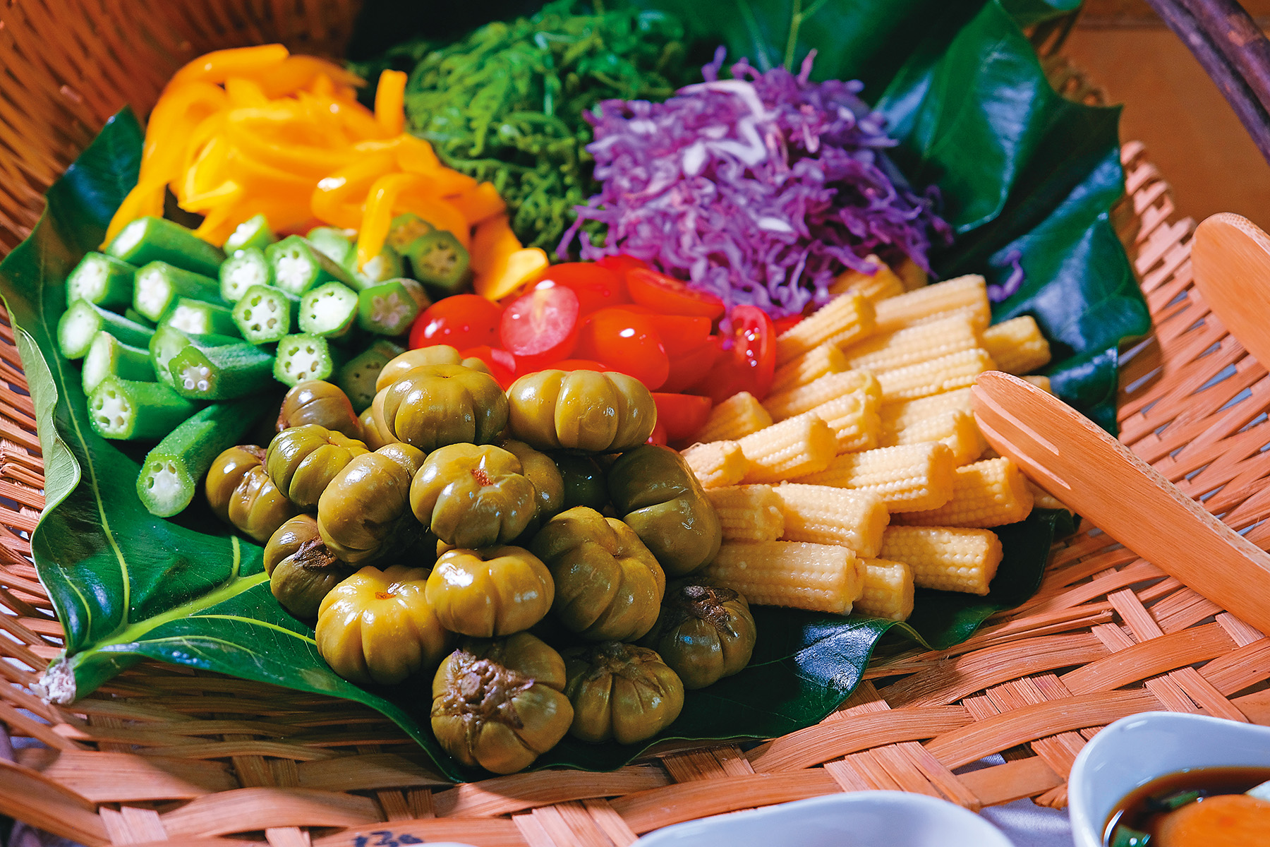 比苦瓜還要苦卻會回甘的「輪胎苦茄」（前），是當地的蔬果。