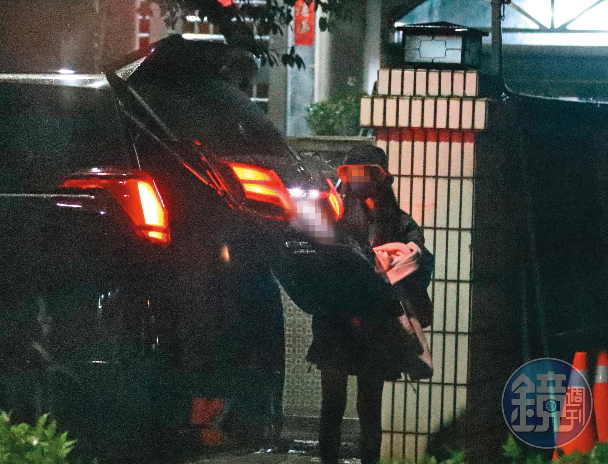 9/27 22:14,郭碧婷到了醫院檢查還是沒產兆,所以先與向佐回新北市林口住處。