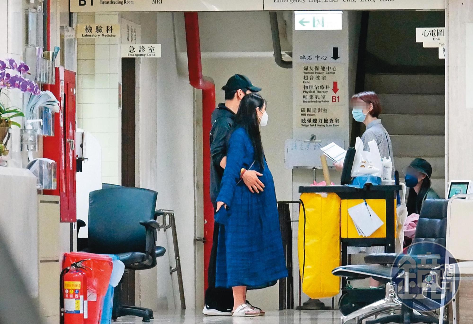 9/27 19:27,預產期在9月底的郭碧婷,終於在向佐也從香港飛來時現身醫院。