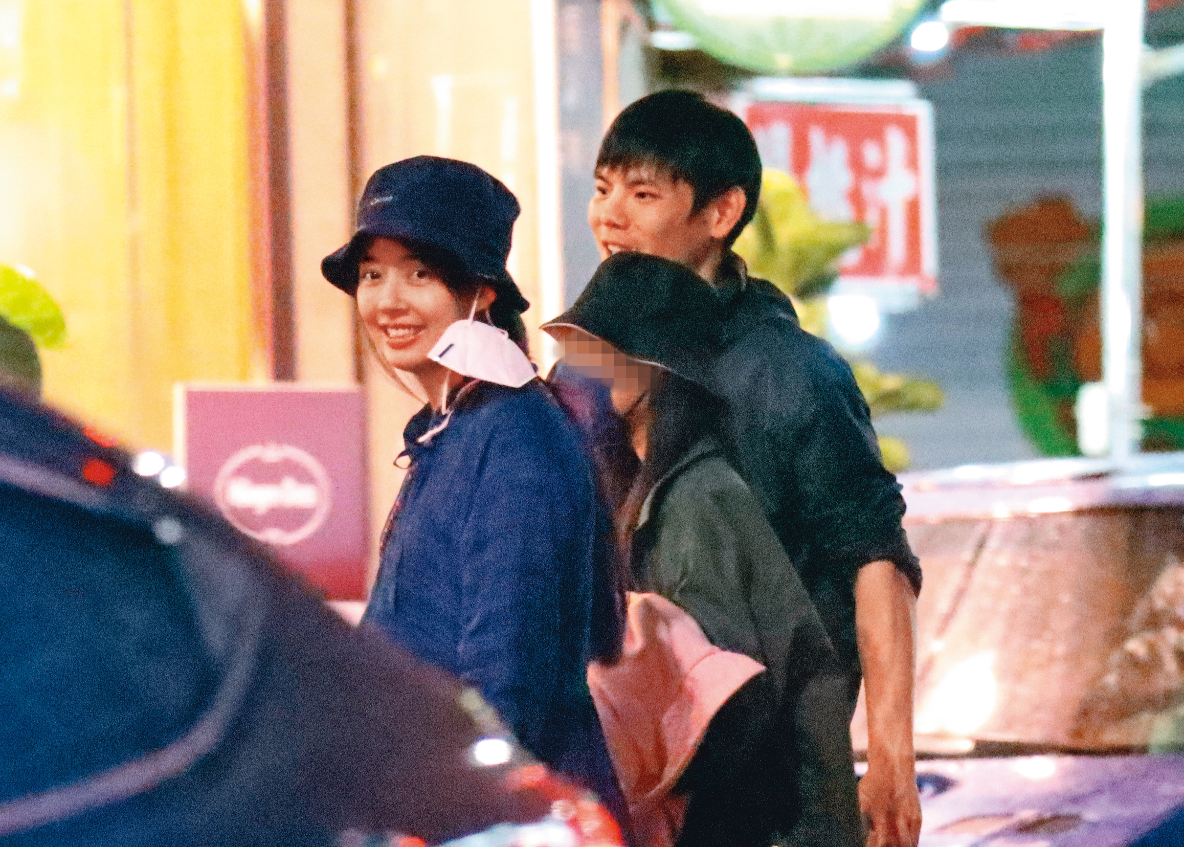 9/27 21：22，難得與向佐合體，郭碧婷口罩下滿是笑容而且食欲極好。