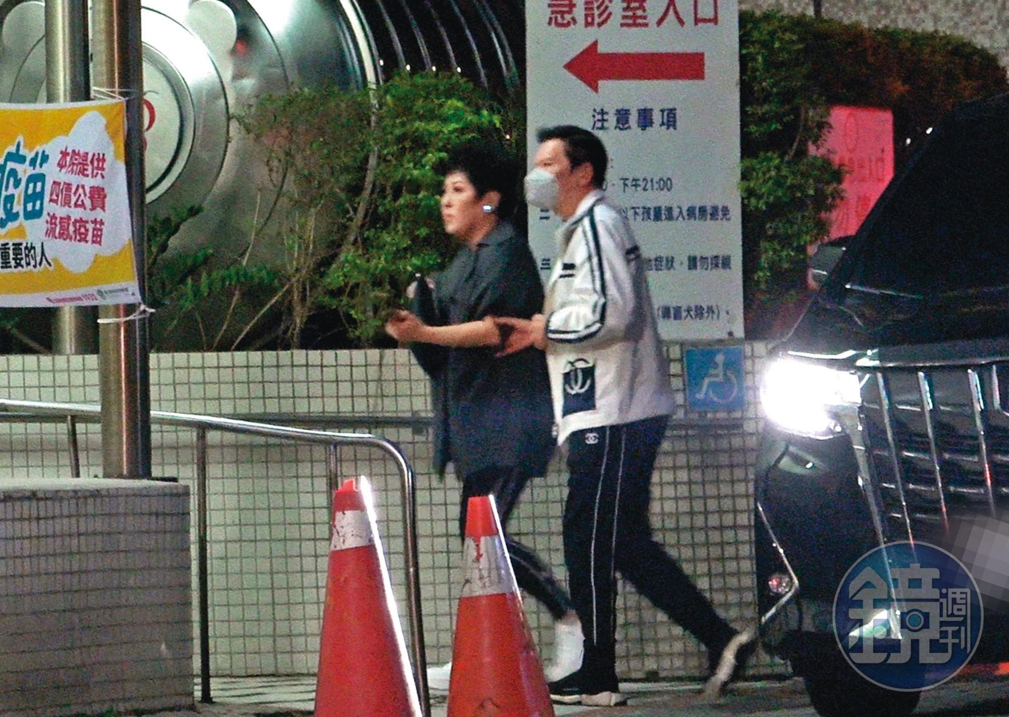 21:39 一度步出醫院的向太與向華強又再入院,忙進忙出,可見相當積極與期待,不肯錯過重大時刻。