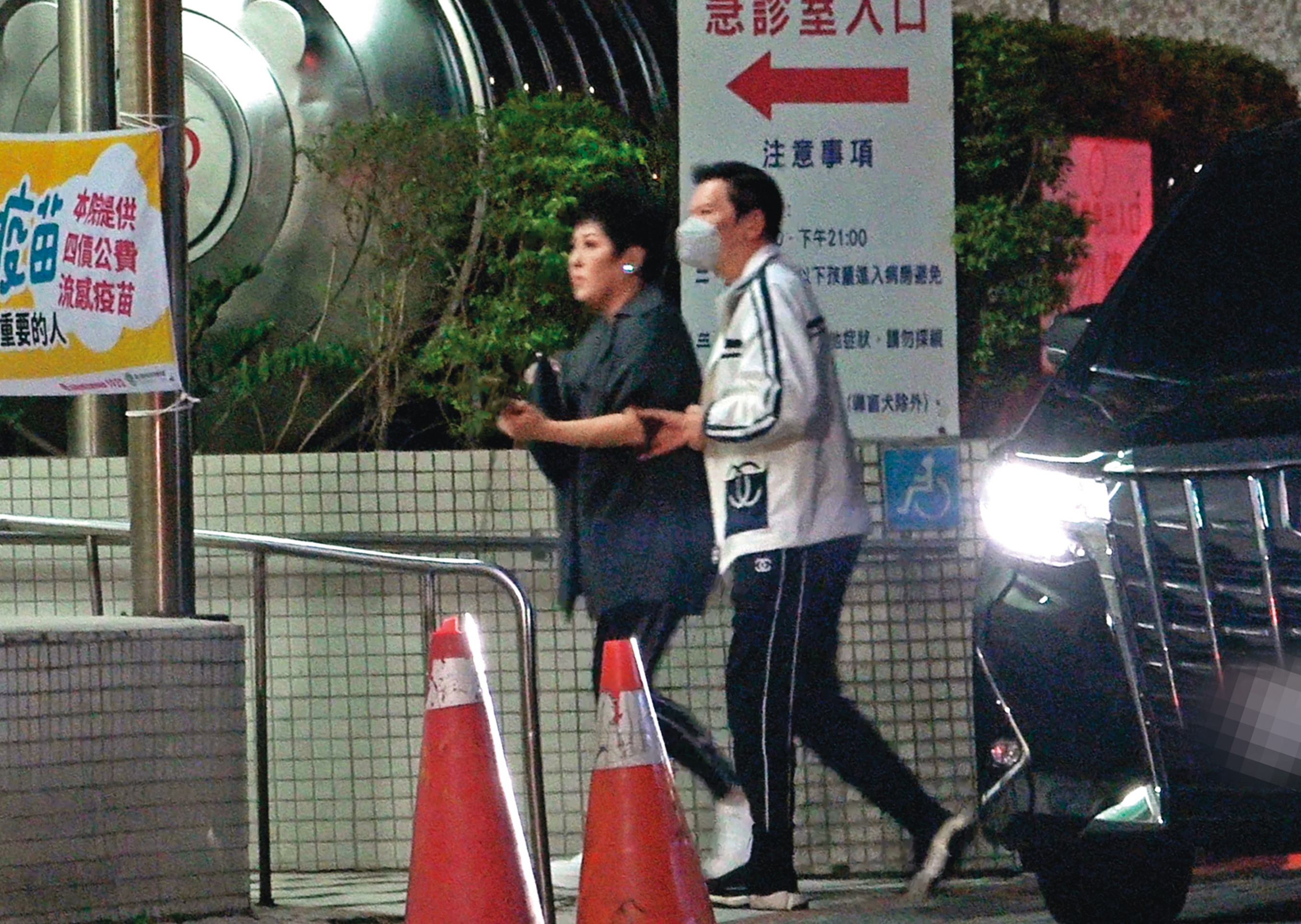 21:39 一度步出醫院的向太與向華強又再入院,忙進忙出,可見相當積極與期待,不肯錯過重大時刻。