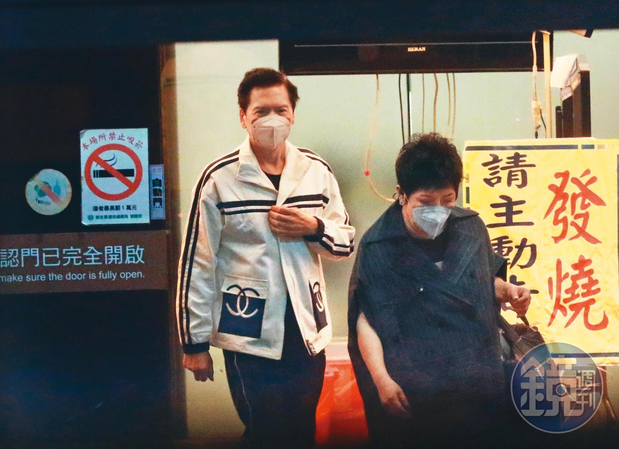 10/1 17:45 向太與向華強強勢登場,特地坐專機來台的兩老,還因疫情關係經過隔離,才得以參與這次兒子與媳婦的「世紀產女」過程。