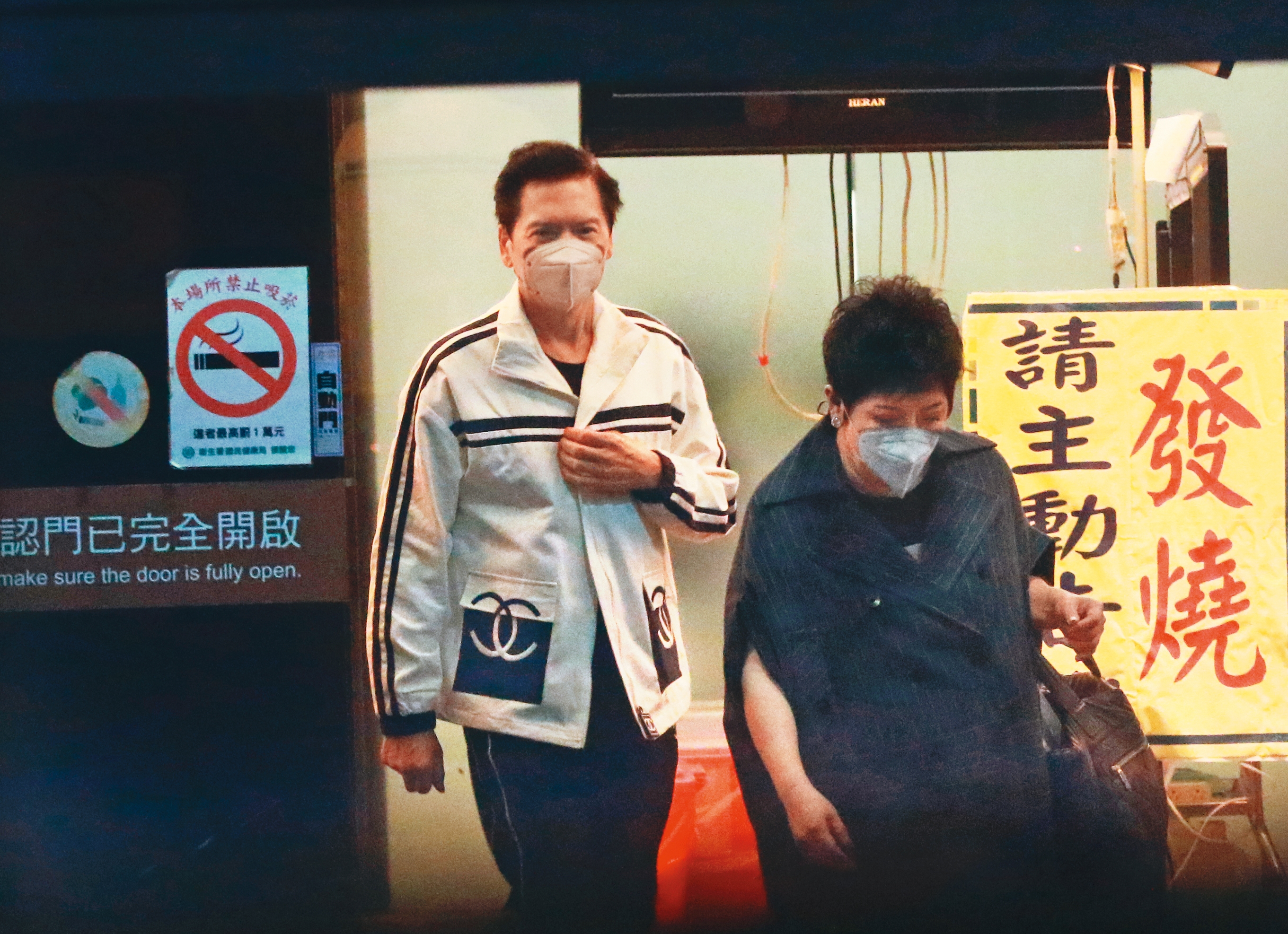 10/1 17：45，向太與向華強強勢登場，特地坐專機來台的兩老，還因疫情關係經過隔離，才得以參與這次兒子與媳婦的「世紀產女」過程。