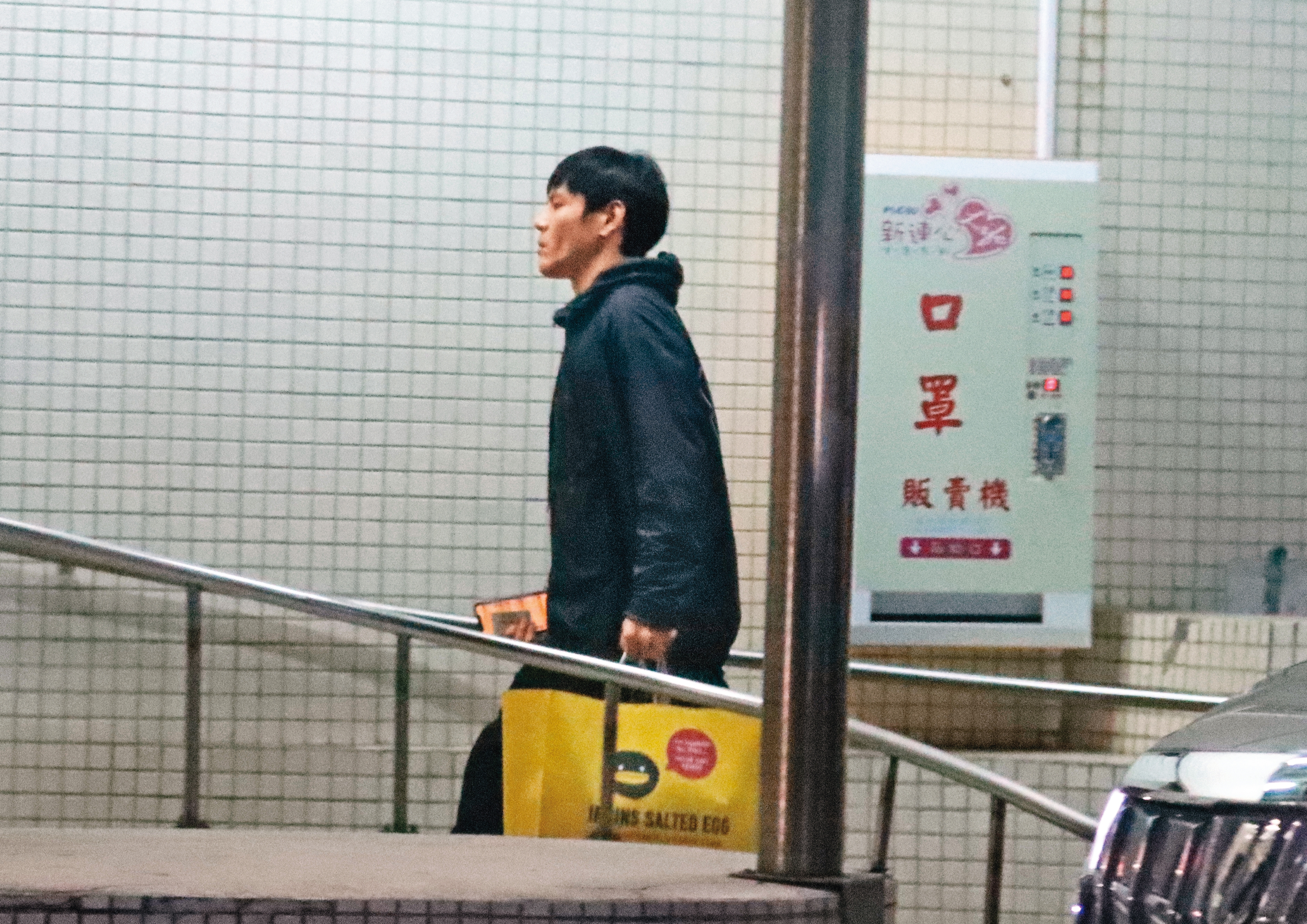 9/30 22:18,郭碧婷準備生了,向佐也忙進忙出,還回到車上拿取必需用品。