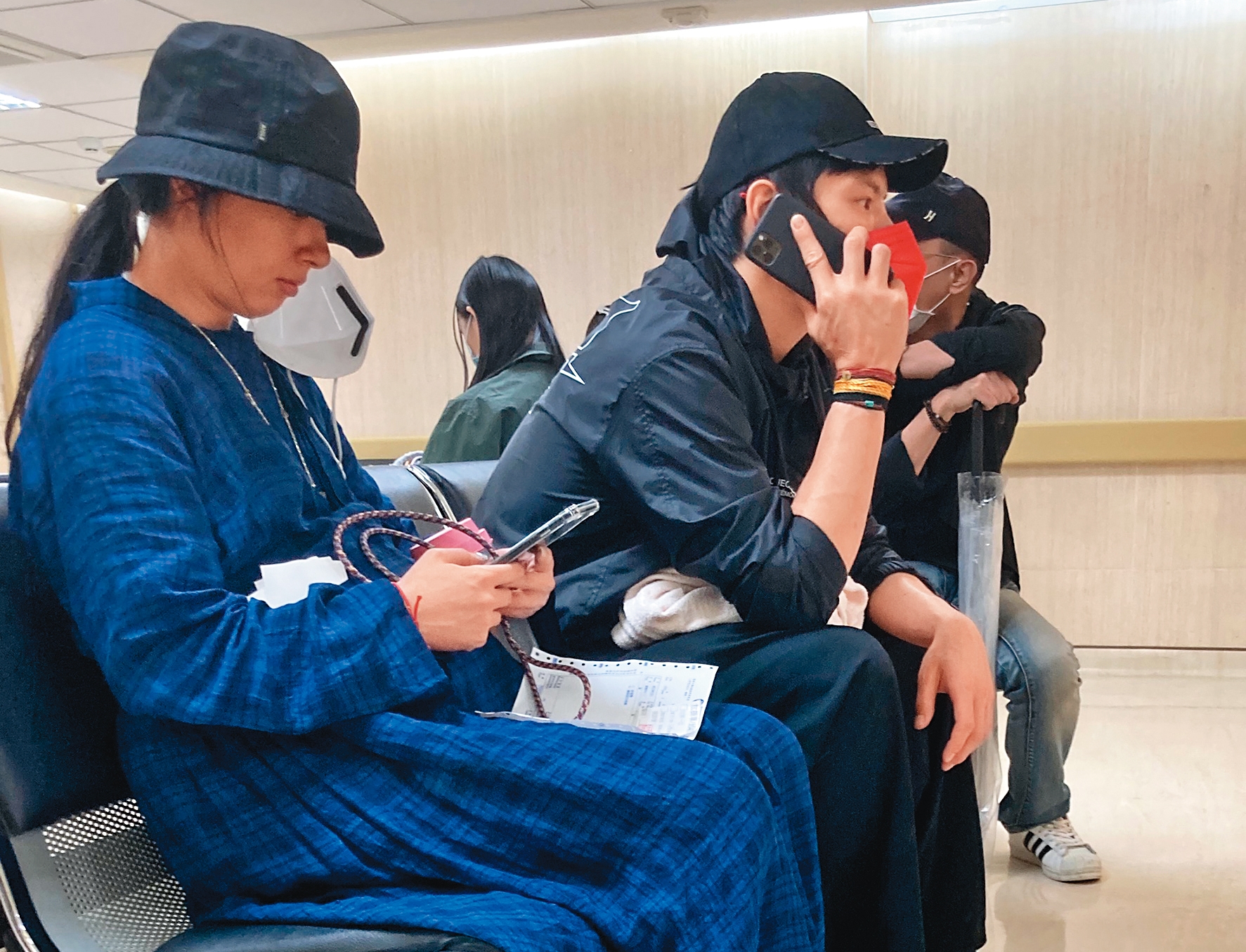 9/30 15：16 二度來到醫院的郭碧婷與向佐，正在等待醫生會面與問診。