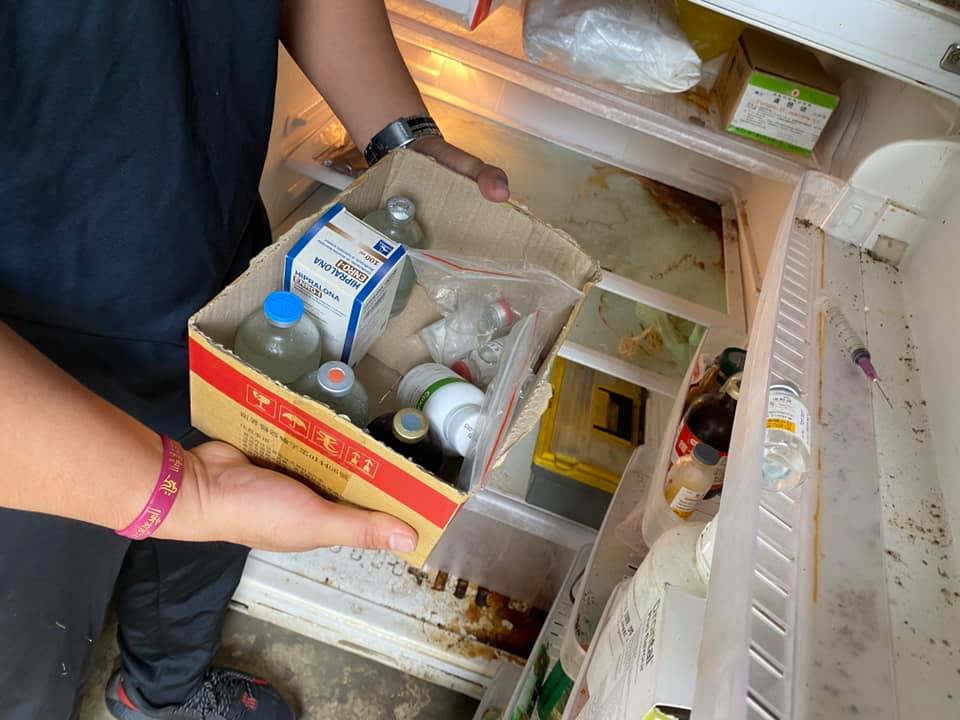 現場發現大量藥品。(翻攝自曾玟學臉書)