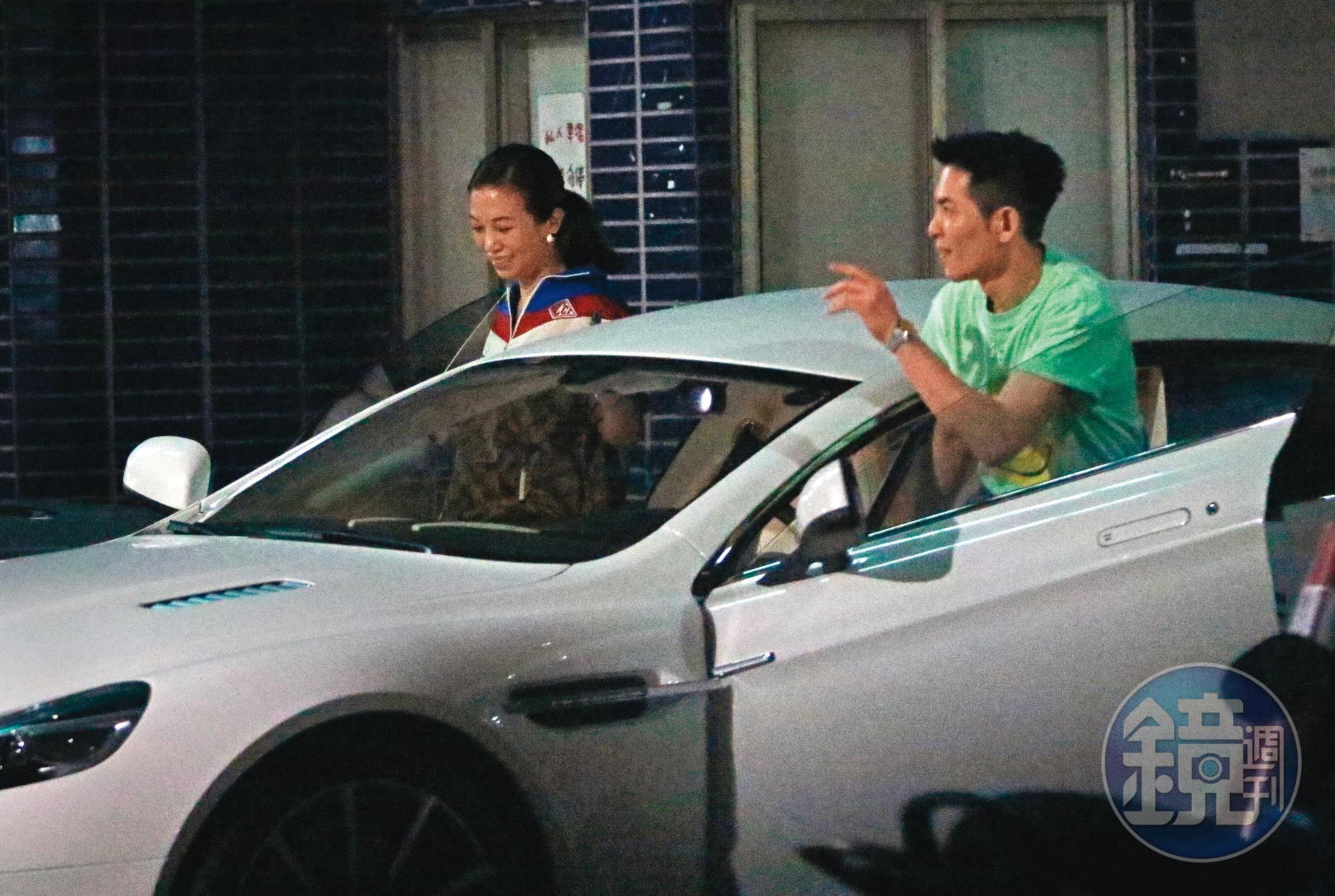 10/1 23:50 上了愛車白色奧斯頓馬丁,蕭敬騰與Summer又成雙成對離開,後來跑去按摩放鬆。
