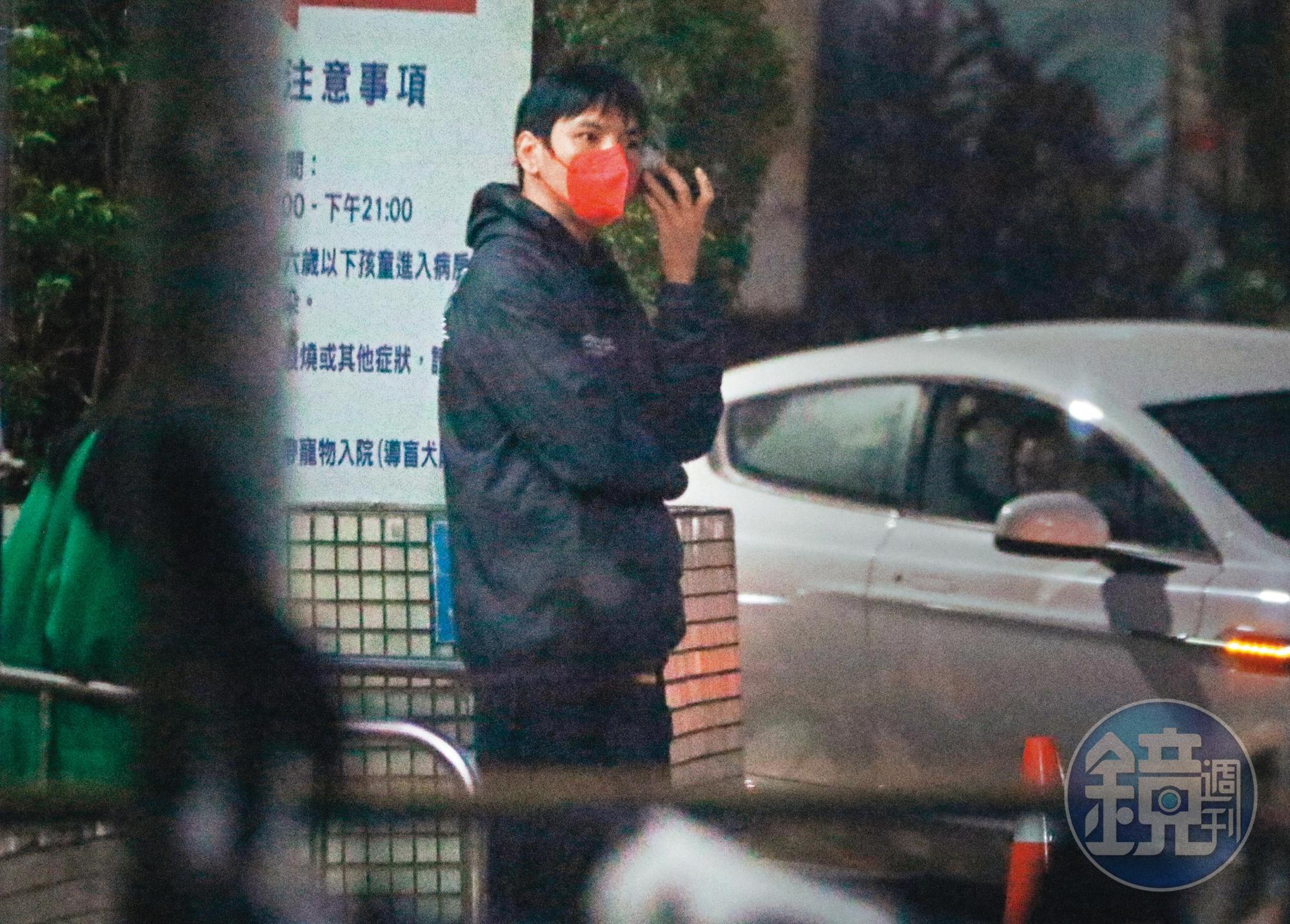 10/1 23:06 到了將近半夜,向佐正在門口等候,似乎將有貴客來