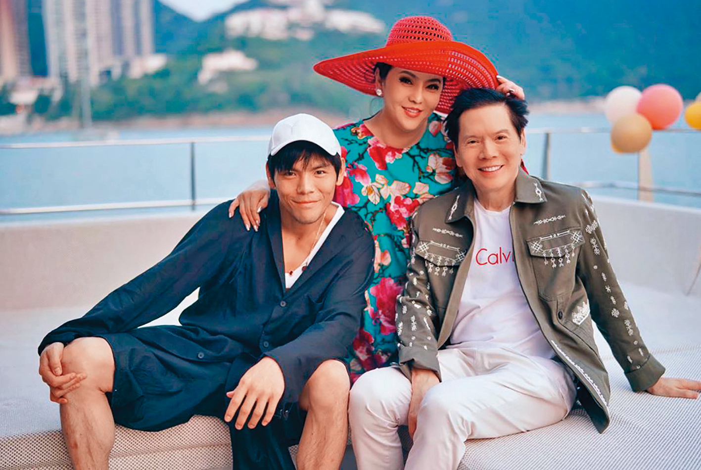 向華強(右)是香港娛樂圈的千億大佬,向太(中)則是郭碧婷與兒子向佐(左)之間的要角,發言權幾乎掌握在她手上。