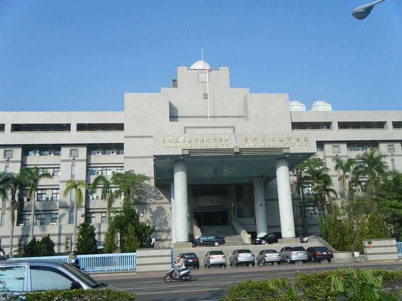 高雄高姓女子涉與黃姓人夫交往決裂提告後，元配也得知婚外情，對她提告求償，高雄地院判兩人連帶賠15萬元確定。（翻攝自Wikimedia Commons）