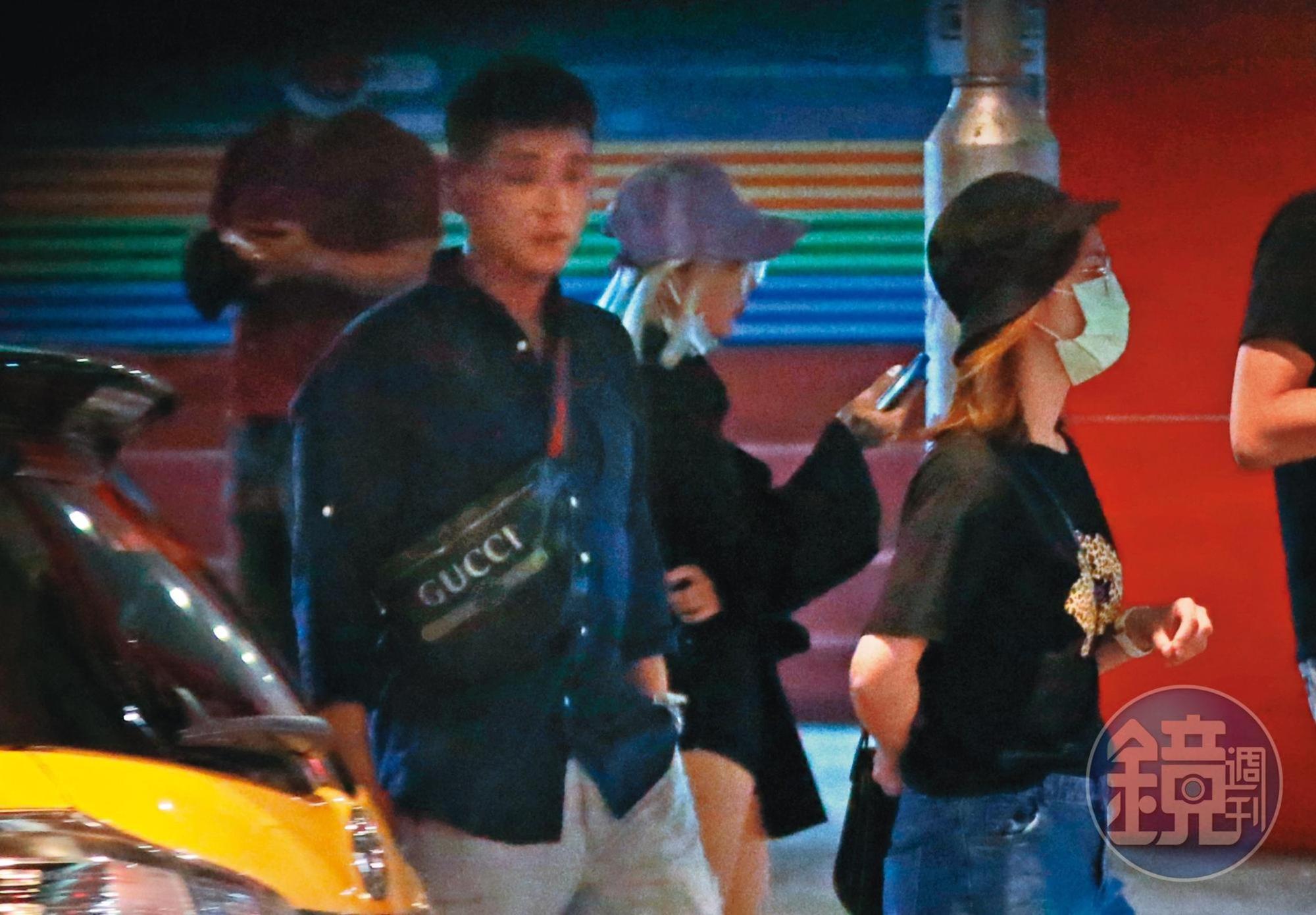 9/10 01：04，小薰一馬當先走在前面，鄭人碩（左）亦步亦趨緊跟著，從Neo19一路走到信義威秀前。