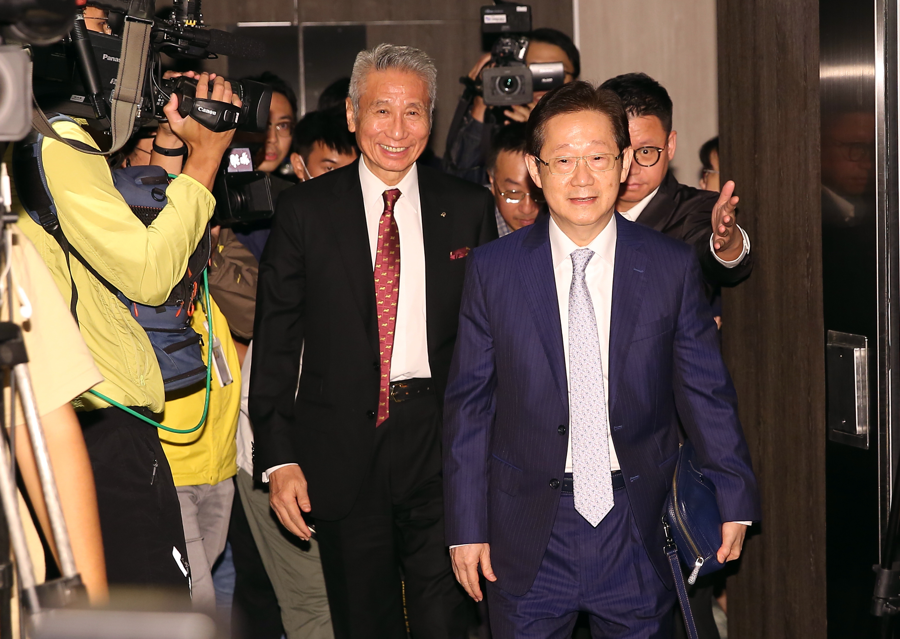 8月以來，外資大賣大同股票，低迷的股價讓市場派斷頭壓力大增，市場派主力王光祥（左）透過林文淵（圖右），找來本土企業家奧援。