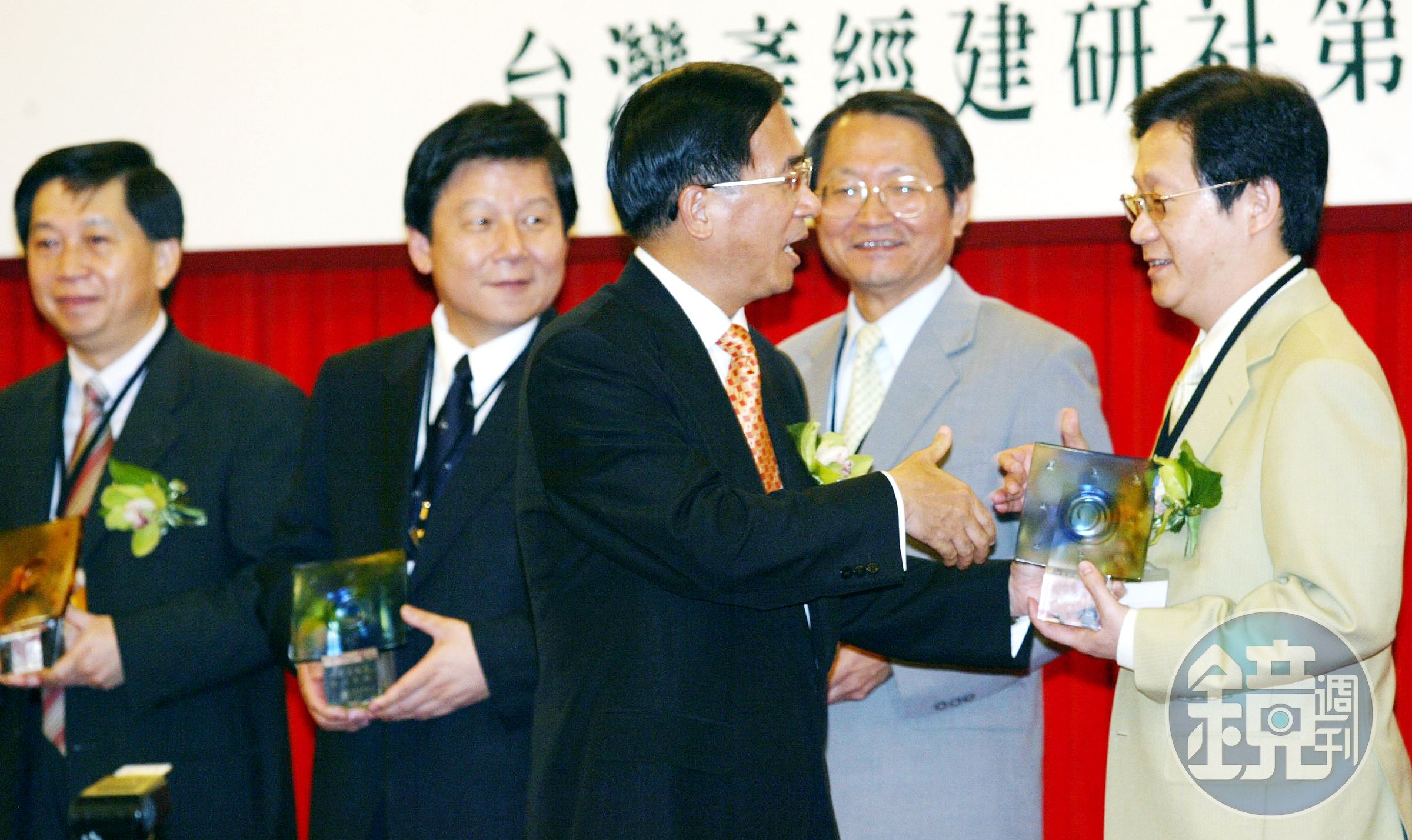 林文淵（右）被外界視為前總統陳水扁的愛將，在扁政府時期，曾任經濟部國營會副主委，接下台電、中鋼董事長等要職。（聯合知識庫）