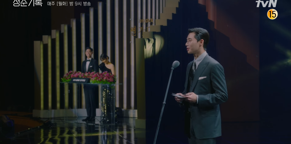 朴敘俊（右）客串演出《青春紀錄》第9集飾演人氣演員，一上台就挖苦朴寶劍。（翻攝自tvN畫面）