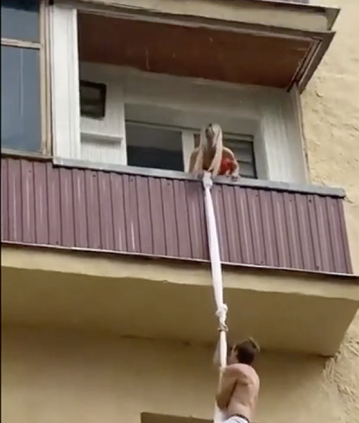 小王逃跑過程中,人妻不時探頭關心,垂降到3樓時還被鄰居拿掃帚猛打。(翻攝自YouTube)