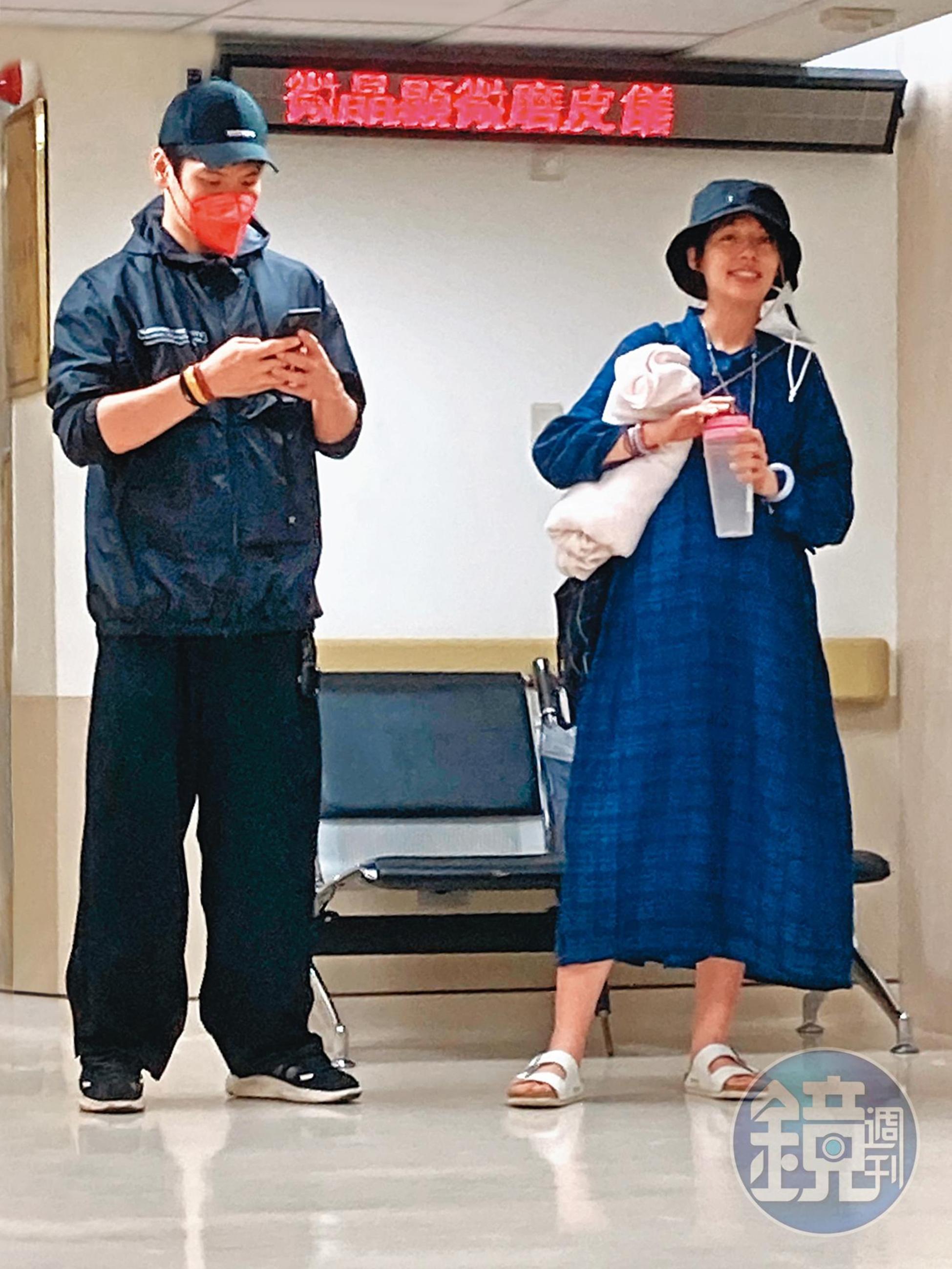 9/30 15：17，郭碧婷與向佐在產女前形影不離，看得出來孕婦的心情相當不錯。