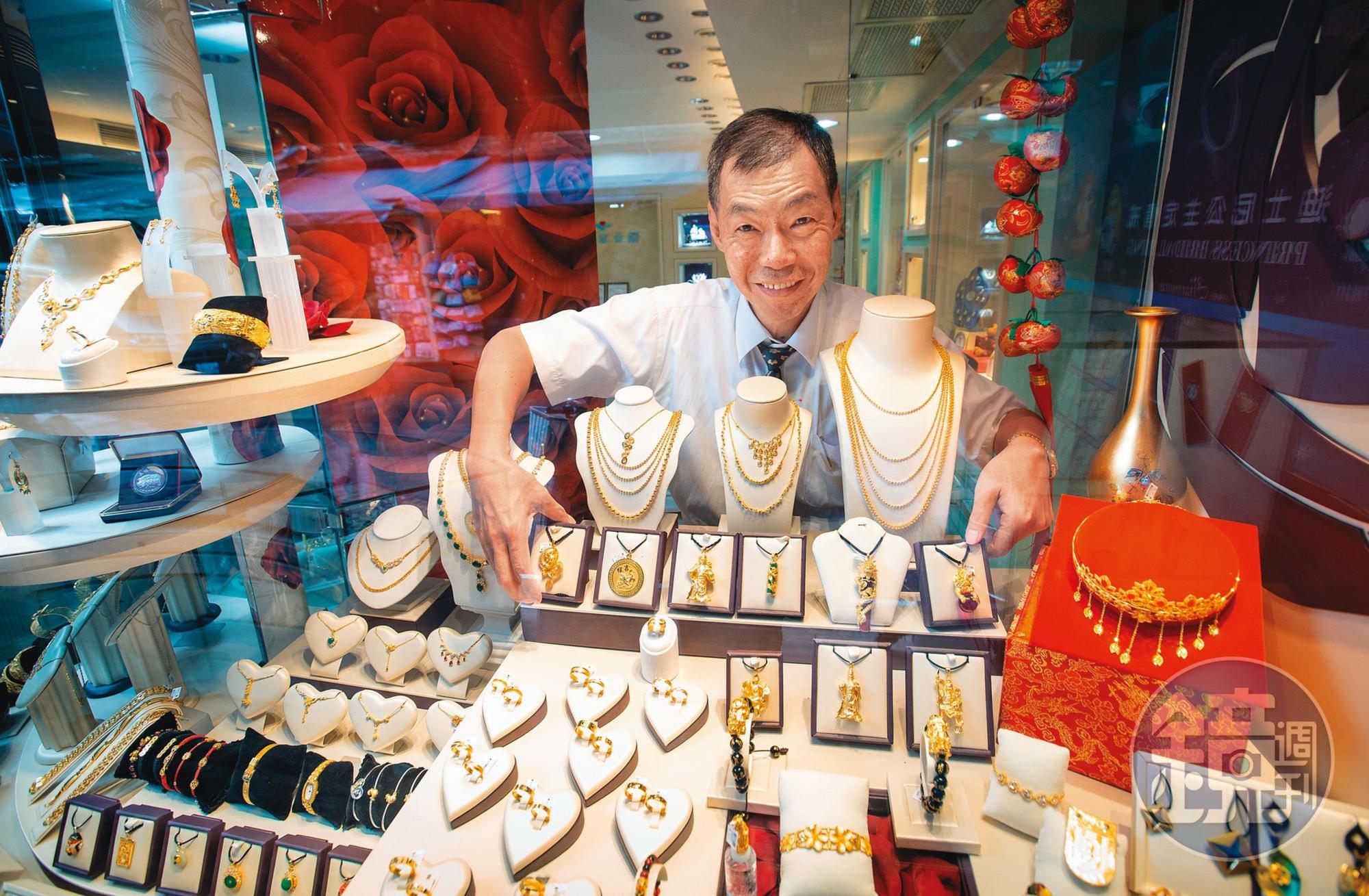 石文信摸黃金摸了45年,一手包辦店內金飾的設計與製作。