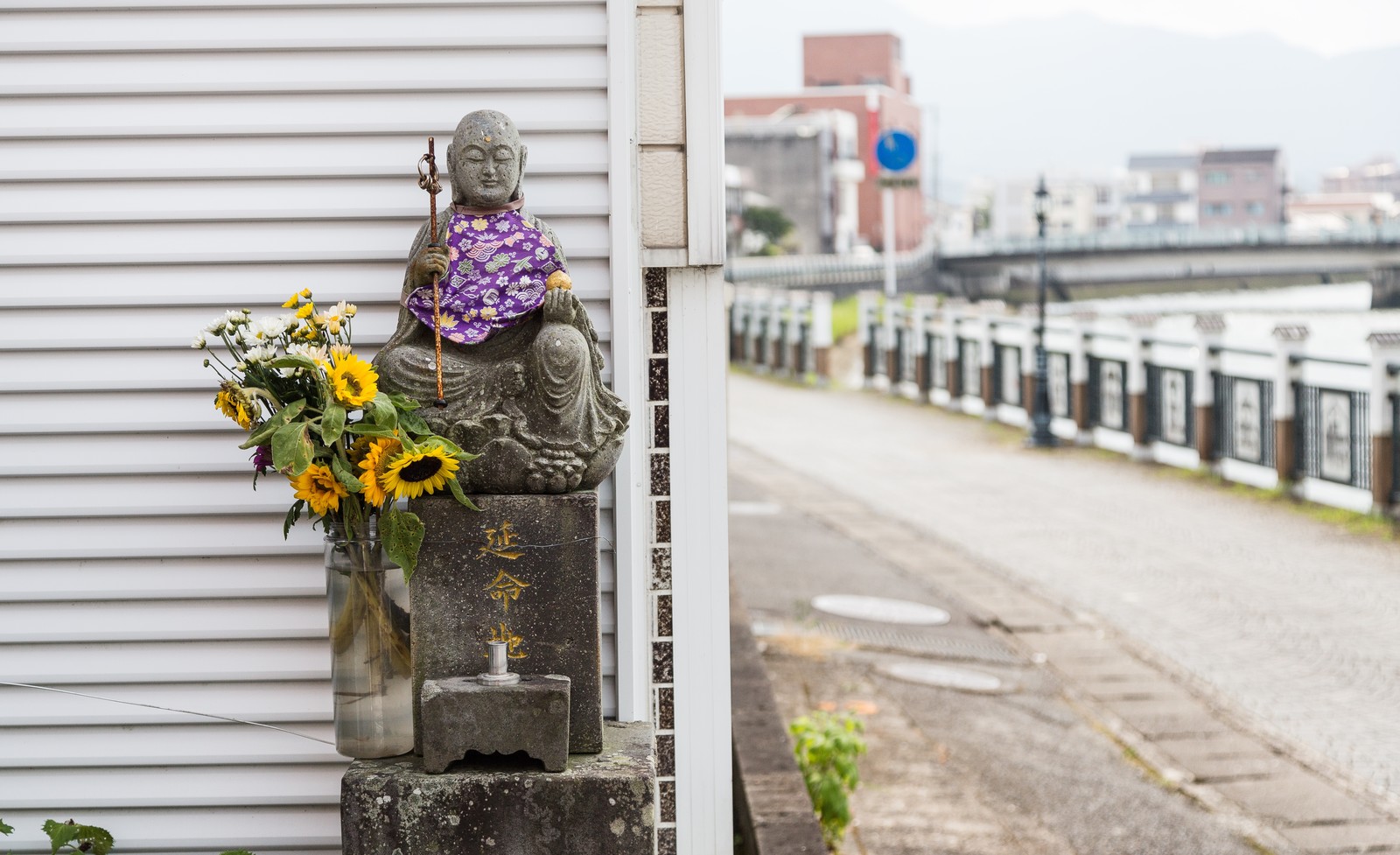 女子向地藏許願，希望情夫回到她身邊，卻把自己送上法庭。（示意圖，PAKUTASO／すしぱく）
