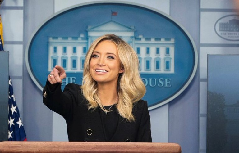 白宮不斷爆出確診案例，如今白宮美女發言人麥肯內尼（Kayleigh McEnany）也爆染疫。（翻攝自麥肯內尼推特）