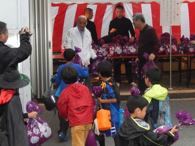 山口組2014年敞開總部大門，迎接附近居民前來拿取萬聖節糖果。（翻攝自山口組fc2官網）