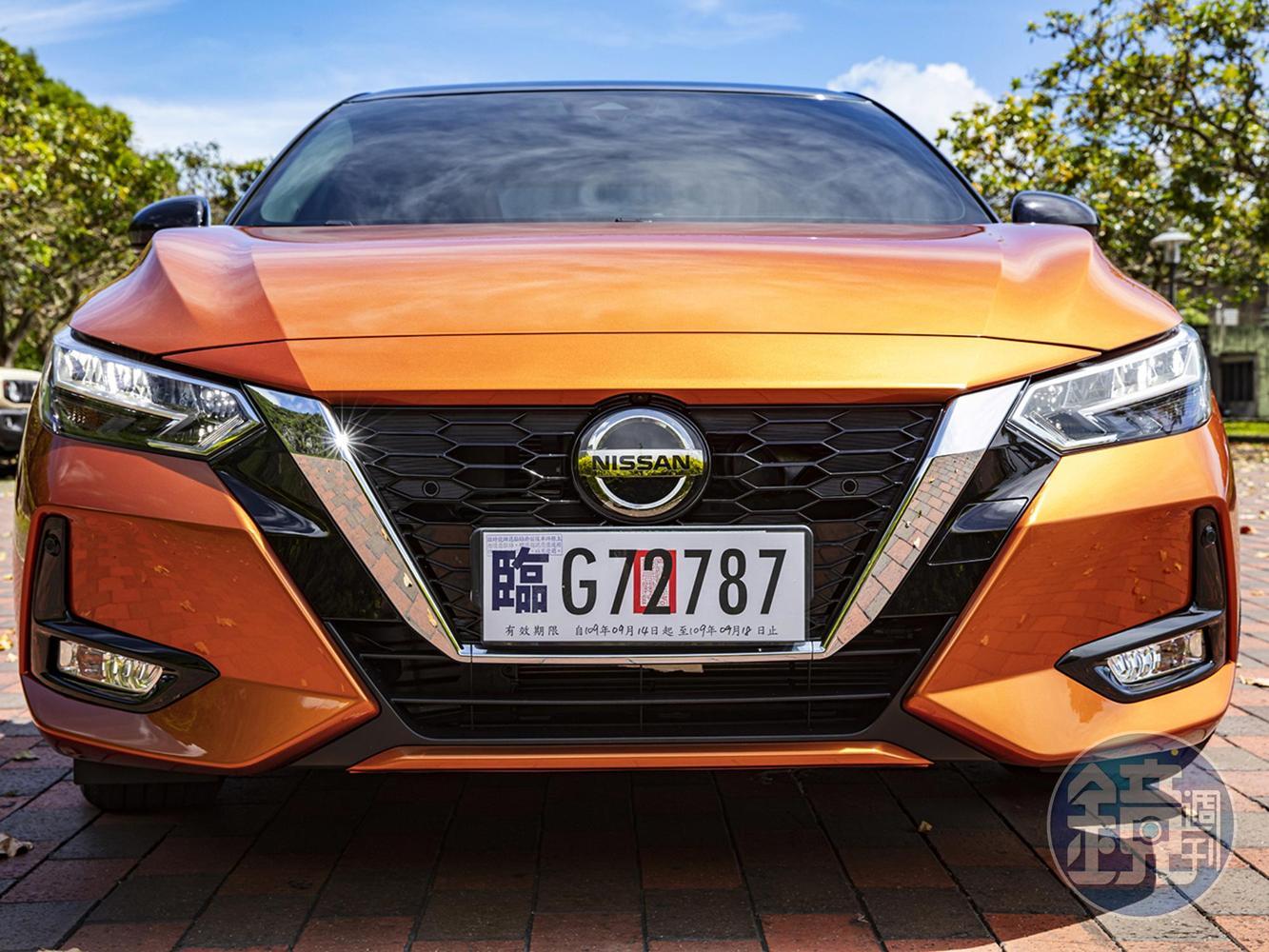 V-Motion 2.0設計外觀讓Sentra的車頭與Altima相當雷同。