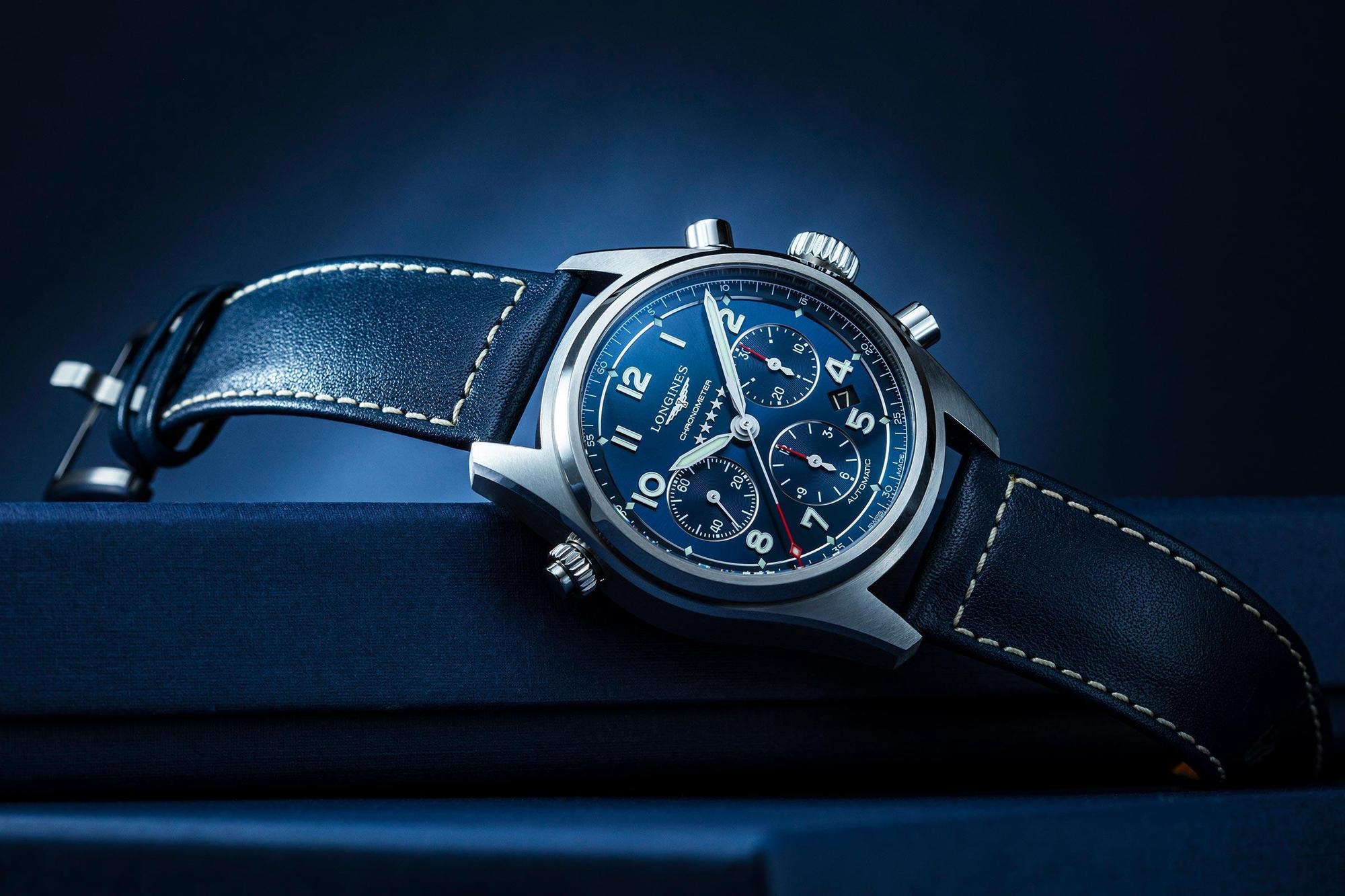 LONGINES Spirit Chronograph 浪琴先行者系列計時碼錶。功能：時、分、小秒針指示；日期顯示；計時碼錶╱機芯：自動上鏈機芯╱定價：約NT$100,300。