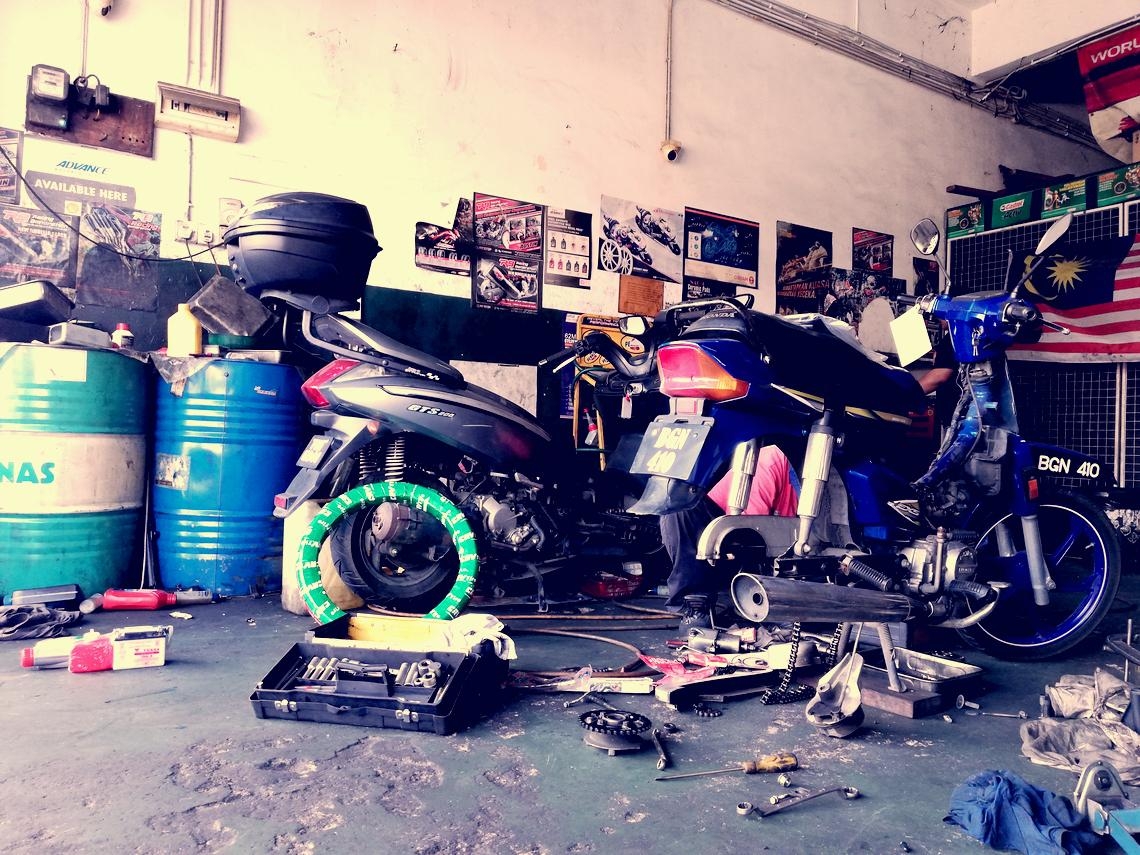 某機車行老闆幫男大生裝手機支架，被對方質疑為何要收錢。示意圖，非當事人。（翻攝自shutterstock）