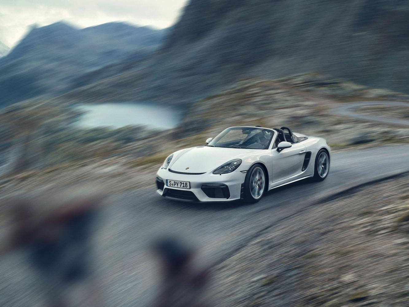 2021年式保時捷718車型，包括Boxster、Cayman 718 GTS 4.0、以及位居車系旗艦的718 Spyder與718 Cayman GT4車型，均可選擇自手排變速箱。