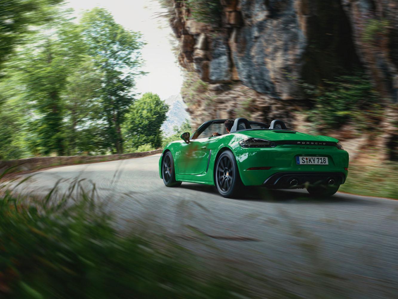 蟒蛇綠（Python Green）的特殊烤漆亦納入718 Cayman GT4以及718 Spyder的車色選擇中。