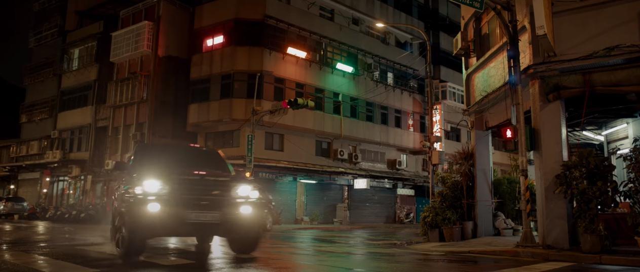 《355》預告片中驚見台北街頭的畫面。(翻攝自YouTube Universal Pictures)