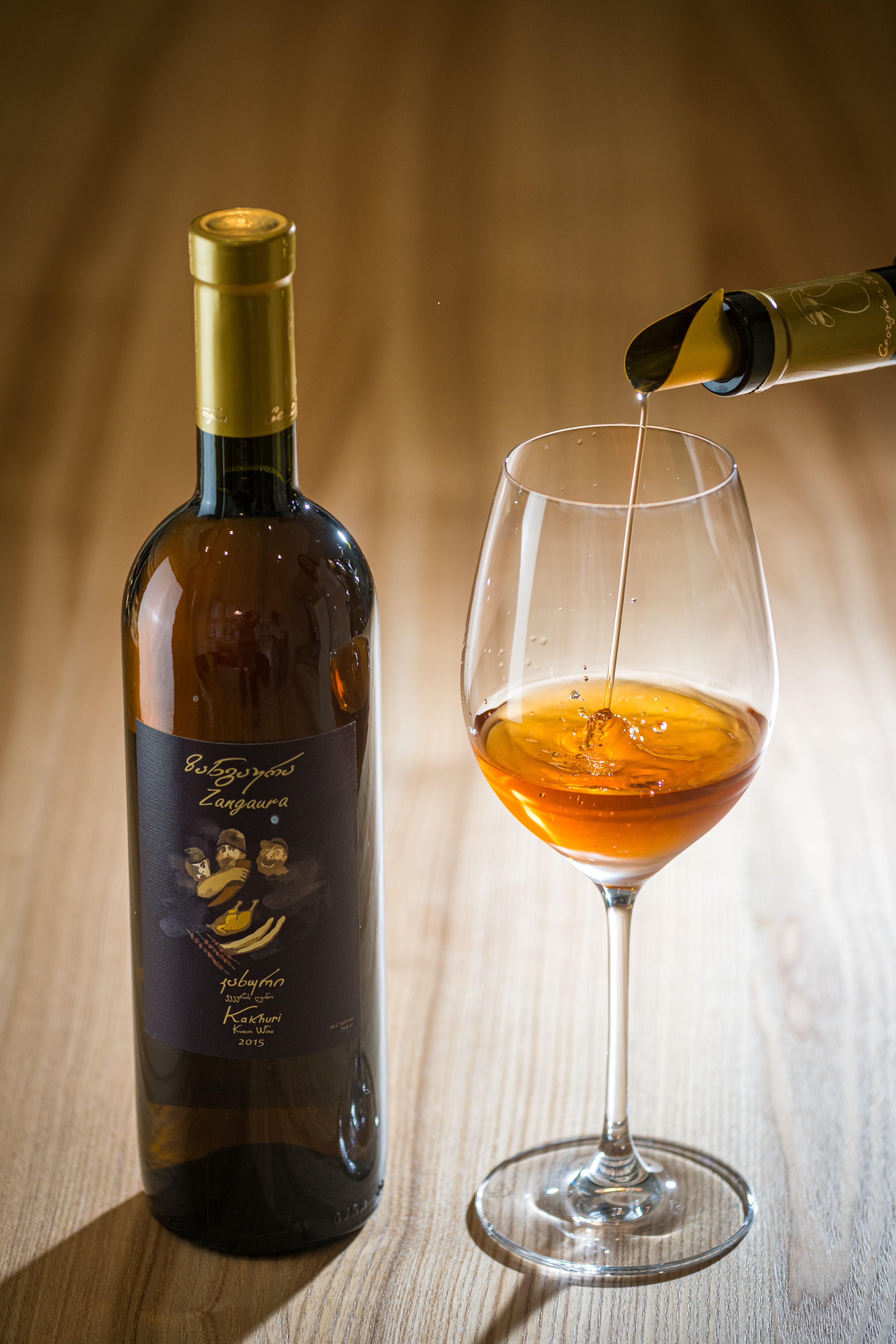 「2015 爺爺三兄弟Kakhuri White Dry Wine」為使用古老陶甕陳年法(Qvevri)的橘酒,有瓜果味、蜂蜜及綠茶香。(1,050元/瓶)