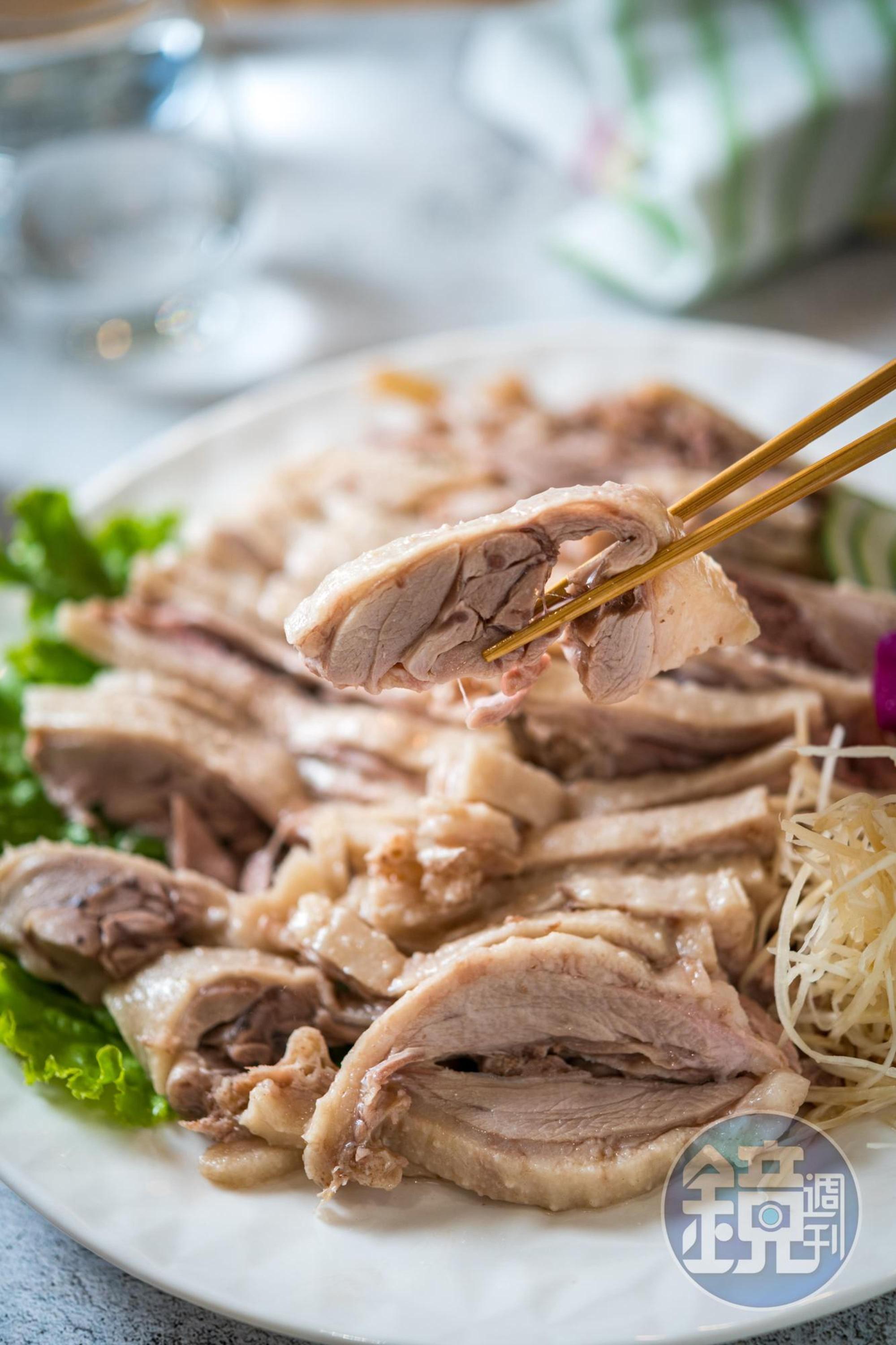 名店「阿城鵝肉」的原味白斬鵝豐腴甜嫩，配橘酒更添芳馥。（400元／份）