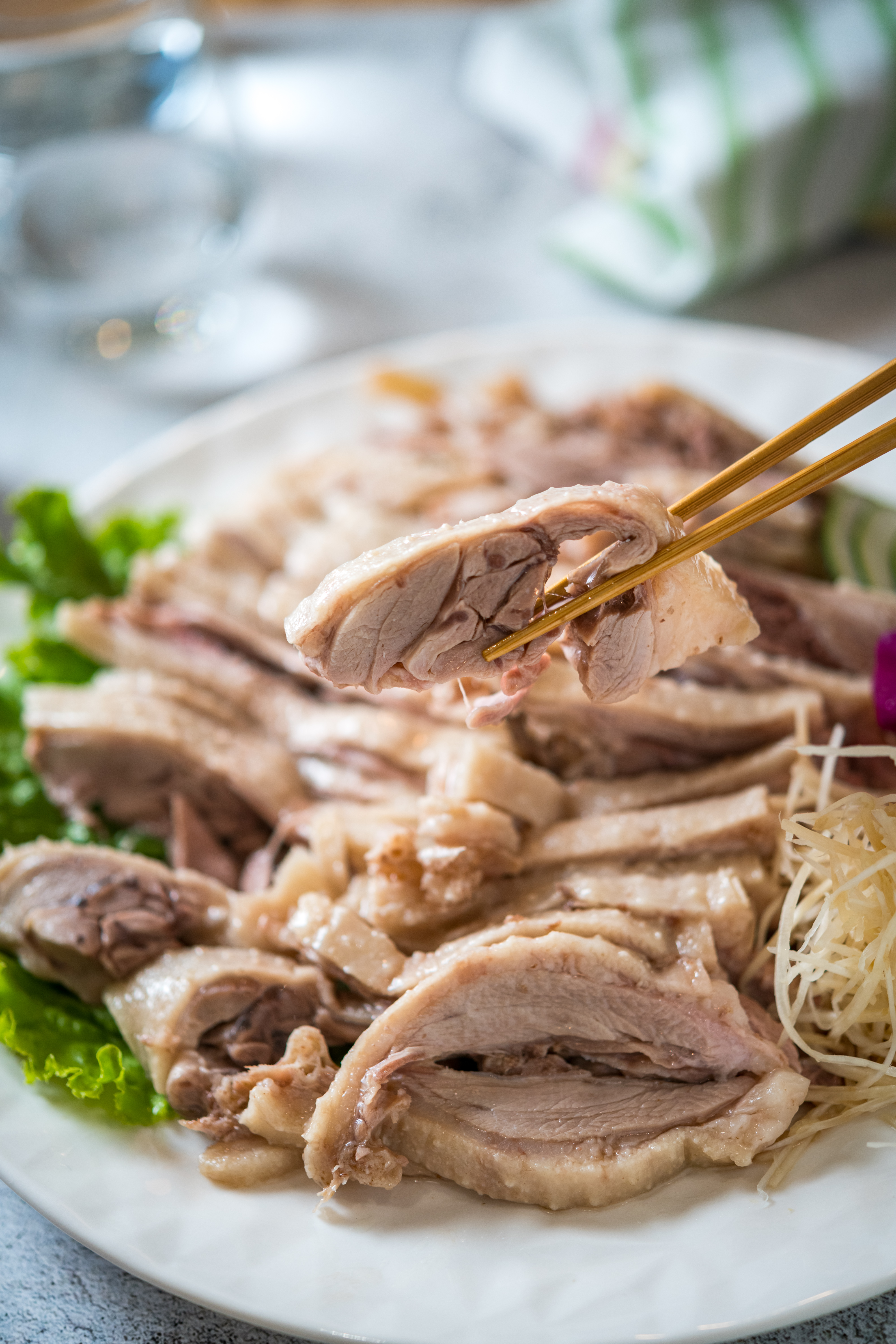 名店「阿城鵝肉」的原味白斬鵝豐腴甜嫩,配橘酒更添芳馥。(400元/份)