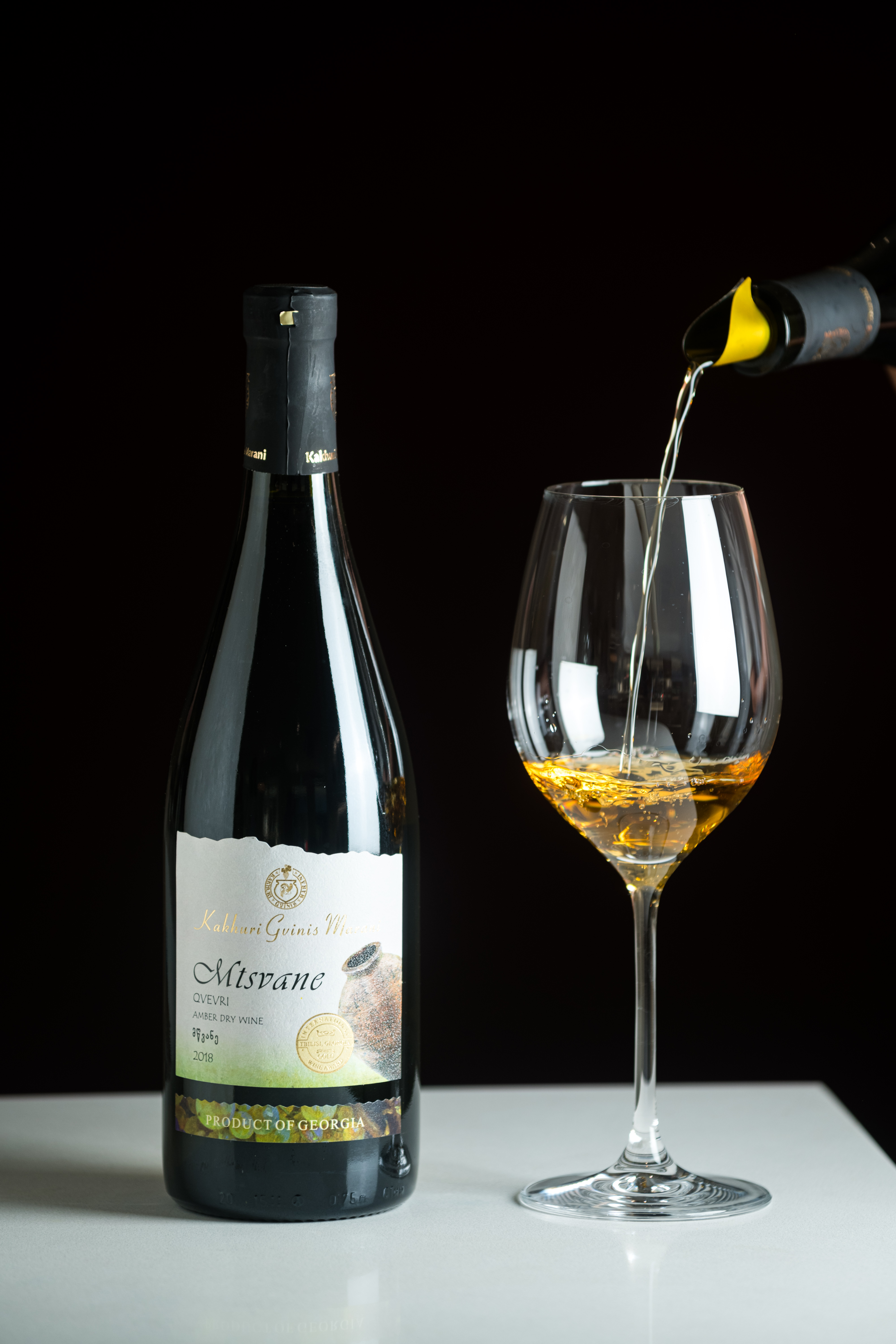 「2018 上帝的綠寶石Mtsvane Qvevri Amber Dry」以喬治亞古老品種Mtsvane釀造,有柑橘、茉莉花香。(1,350元/瓶)