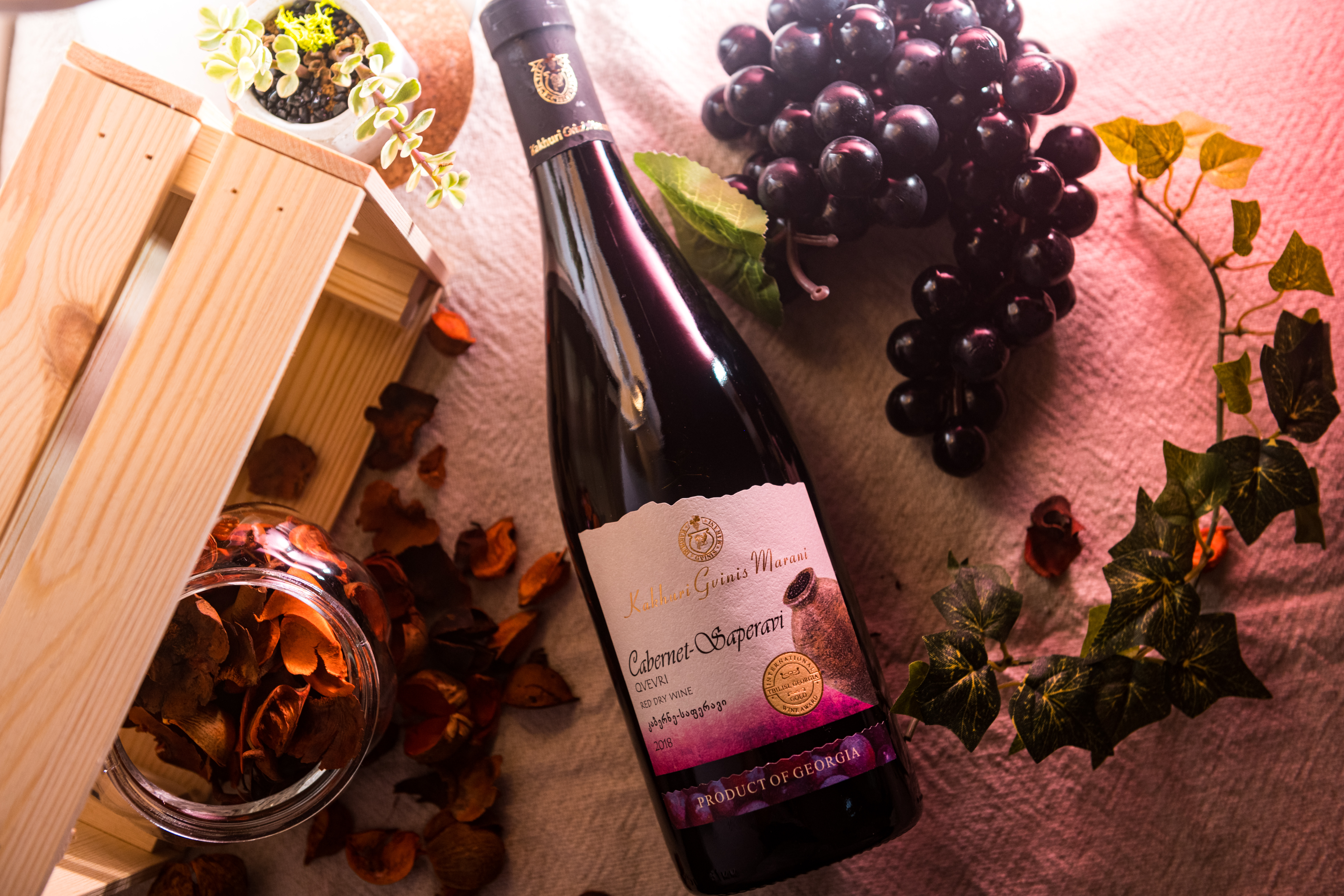 「2018 上帝的紫寶石Cabernet-Saperavi Qvevri Red Dry」加入國際品種卡本內蘇維翁釀造,櫻桃果味奔放。(1,350元/瓶)