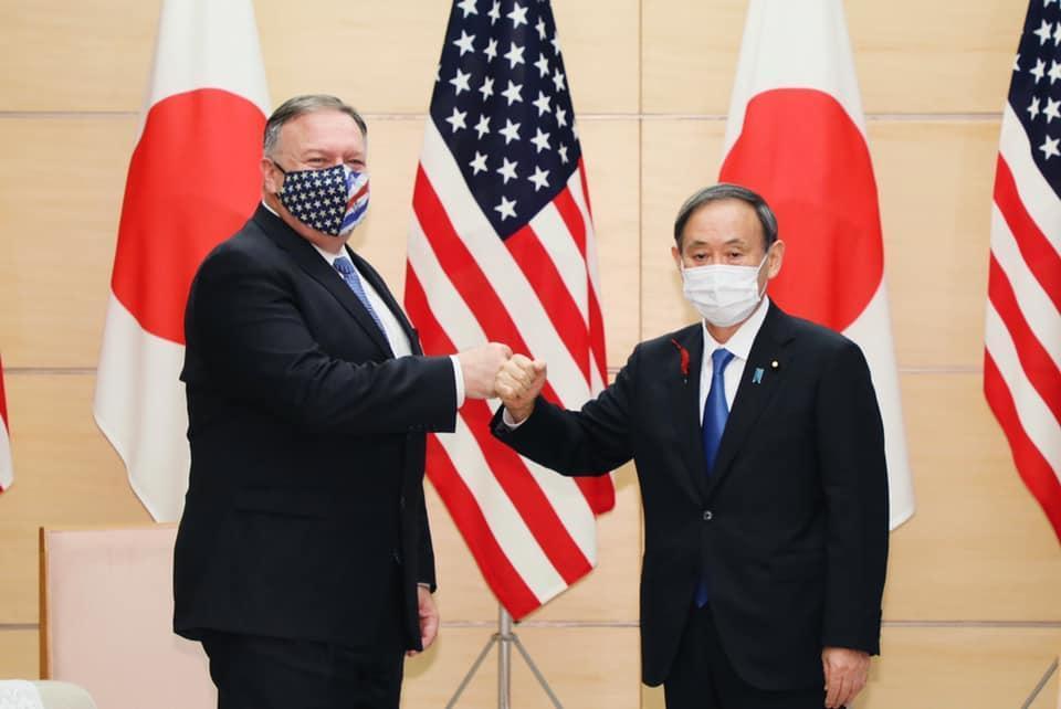 蓬佩奧快閃出訪日本，盛讚日本新任首相菅義偉是「正道力量」。（翻攝自「首相官邸」臉書）