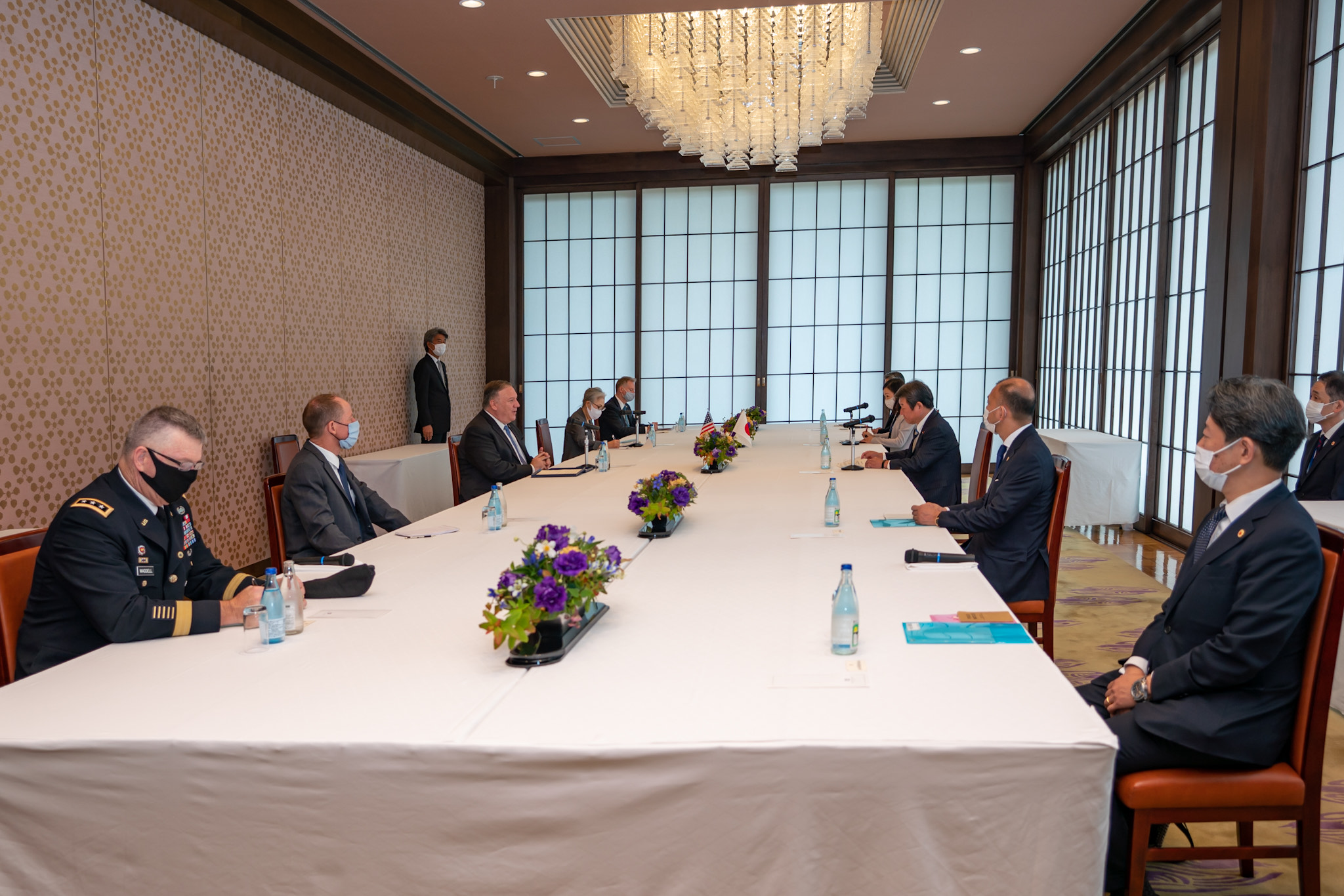 由於武漢肺炎疫情，「四方安全對話」會議中謹守社交距離。（翻攝自蓬佩奧推特）
