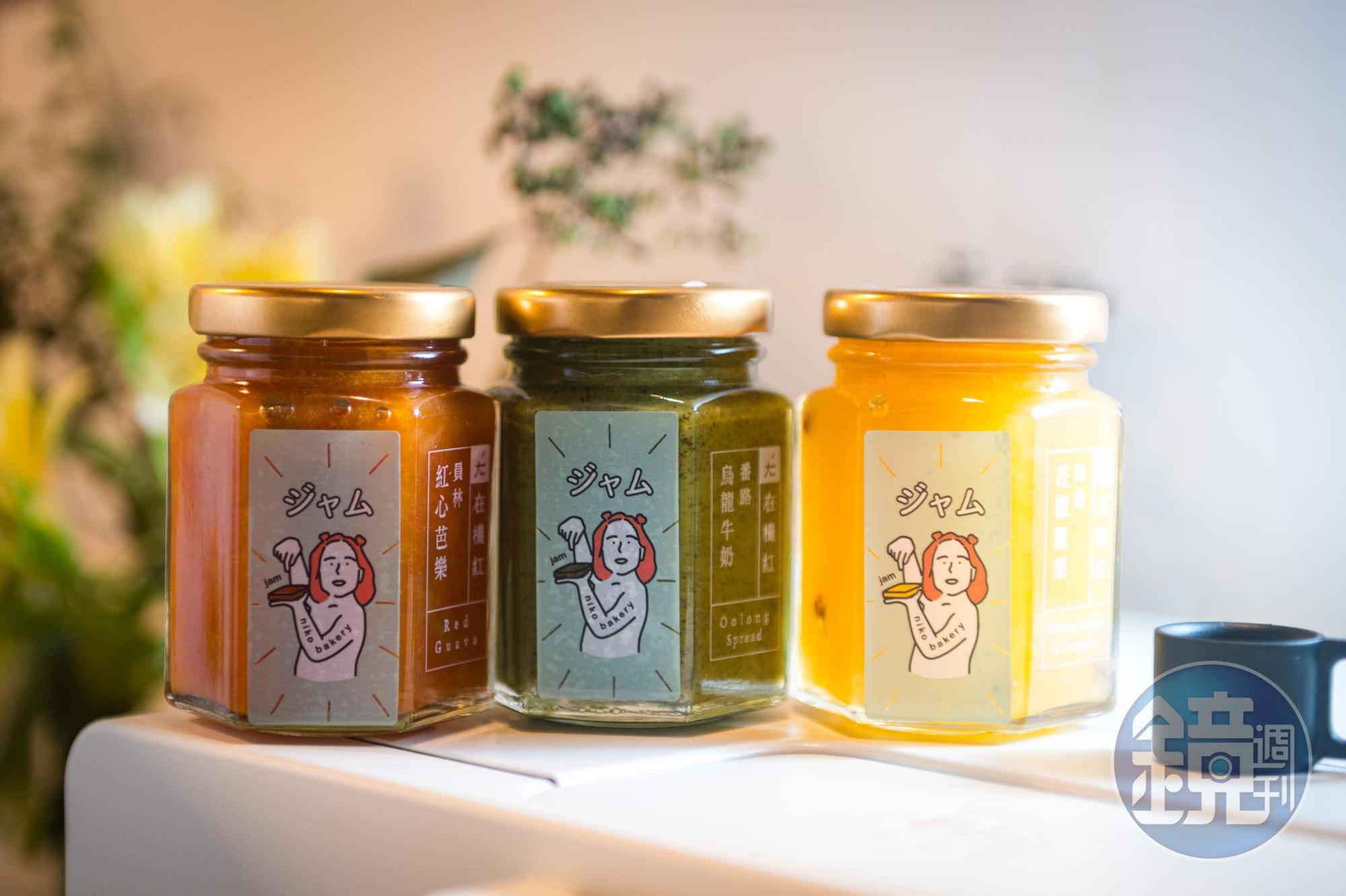 店裡還能買到「在欉紅red on tree」選用在地水果製作的果醬，「員林紅心芭樂果醬」（左起，280元／罐）、「番路烏龍牛奶抹醬」（350 元／罐）、「南投花椒鳳梨果醬」（280元／罐）皆為人氣口味。