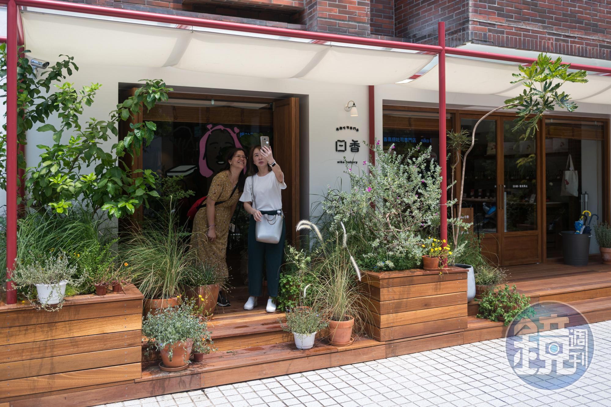 「niko bakery 日香高級吐司專門店」的門面有幾分日本小店的風格，很適合拍照，不少客人買完吐司第一件事就是自拍。