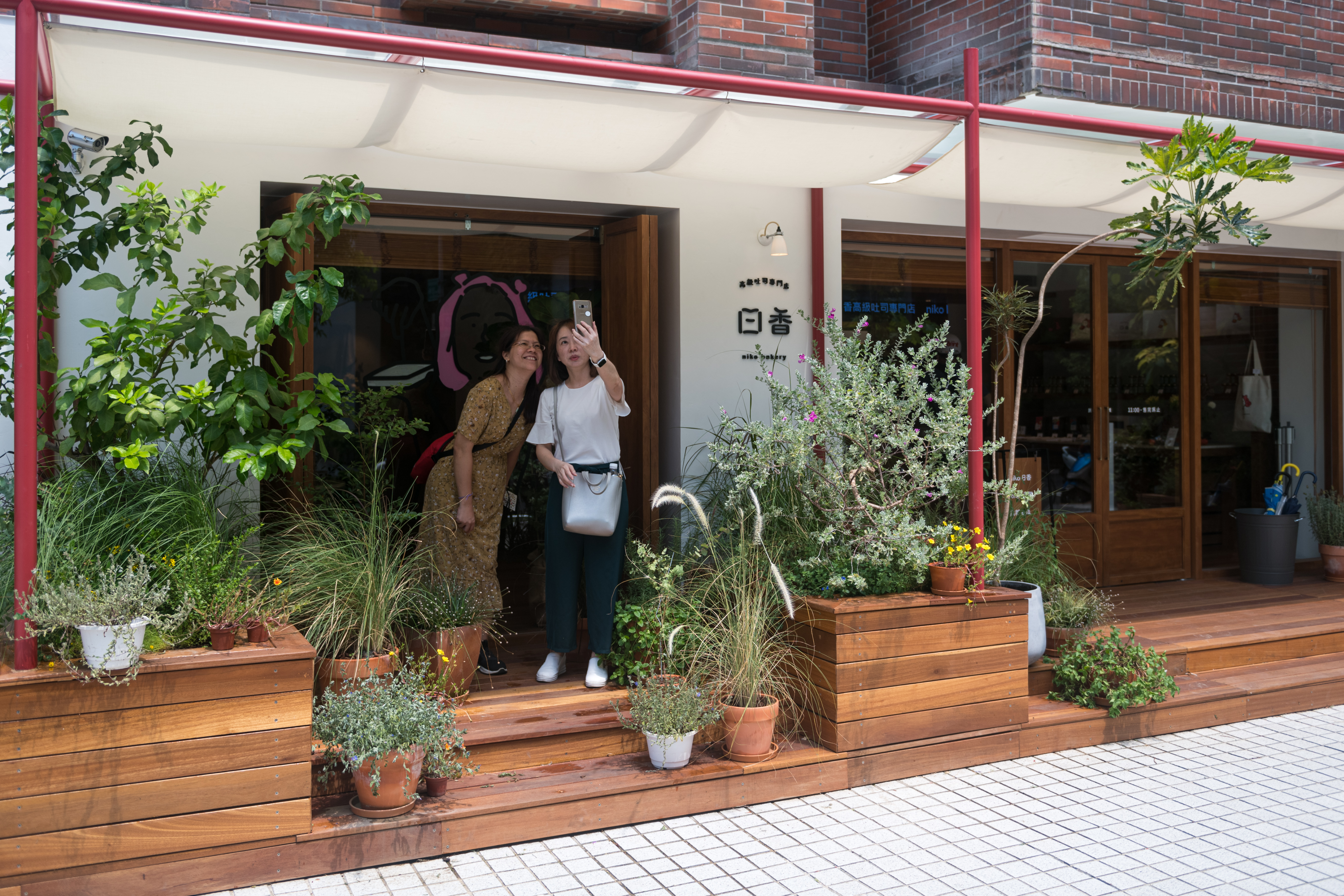 「niko bakery 日香高級吐司專門店」的門面有幾分日本小店的風格，很適合拍照，不少客人買完吐司第一件事就是自拍。