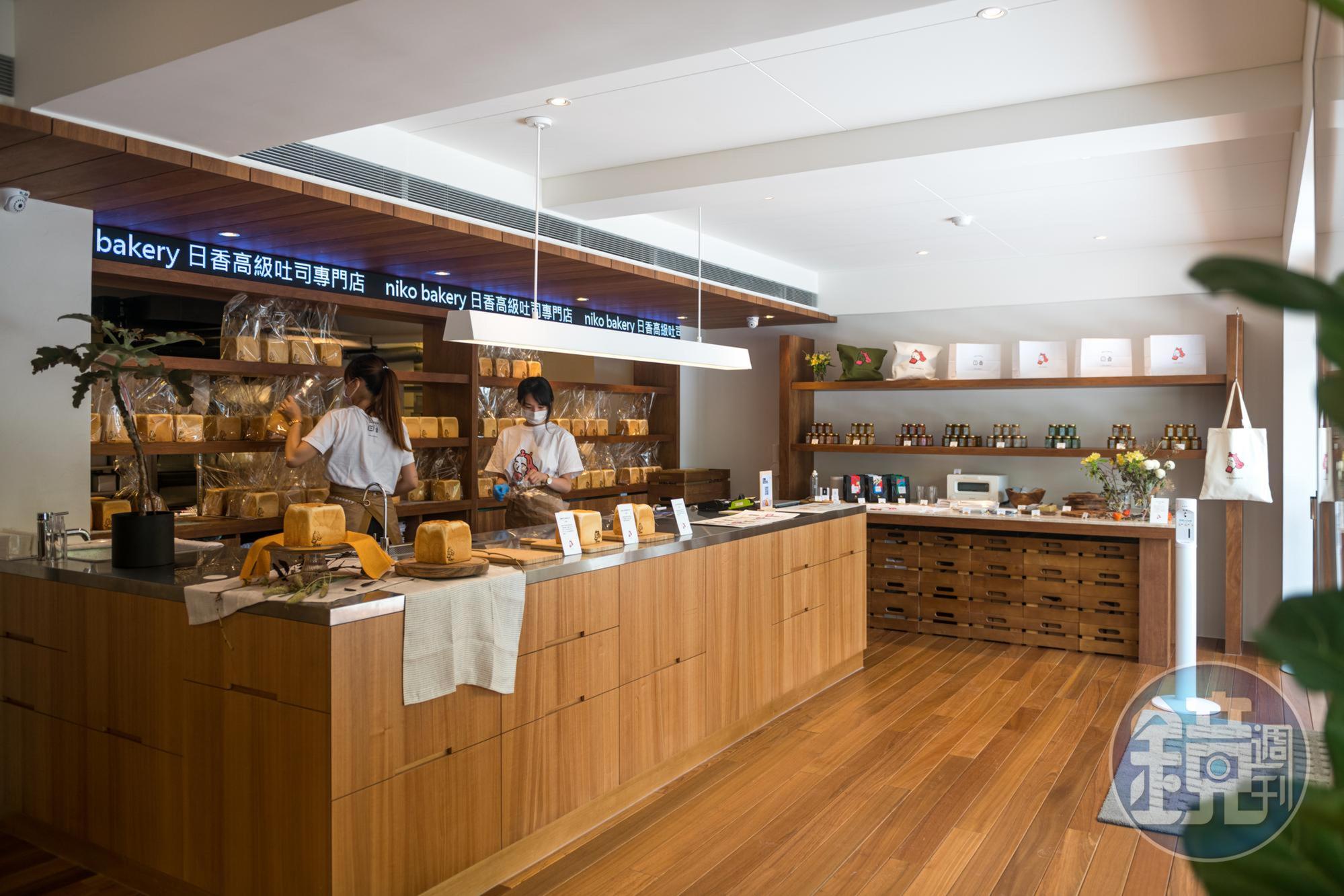 櫃檯後方木架不斷擺上新出爐的吐司，店內亦有富錦樹咖啡豆、日香限定商品及生活選物。